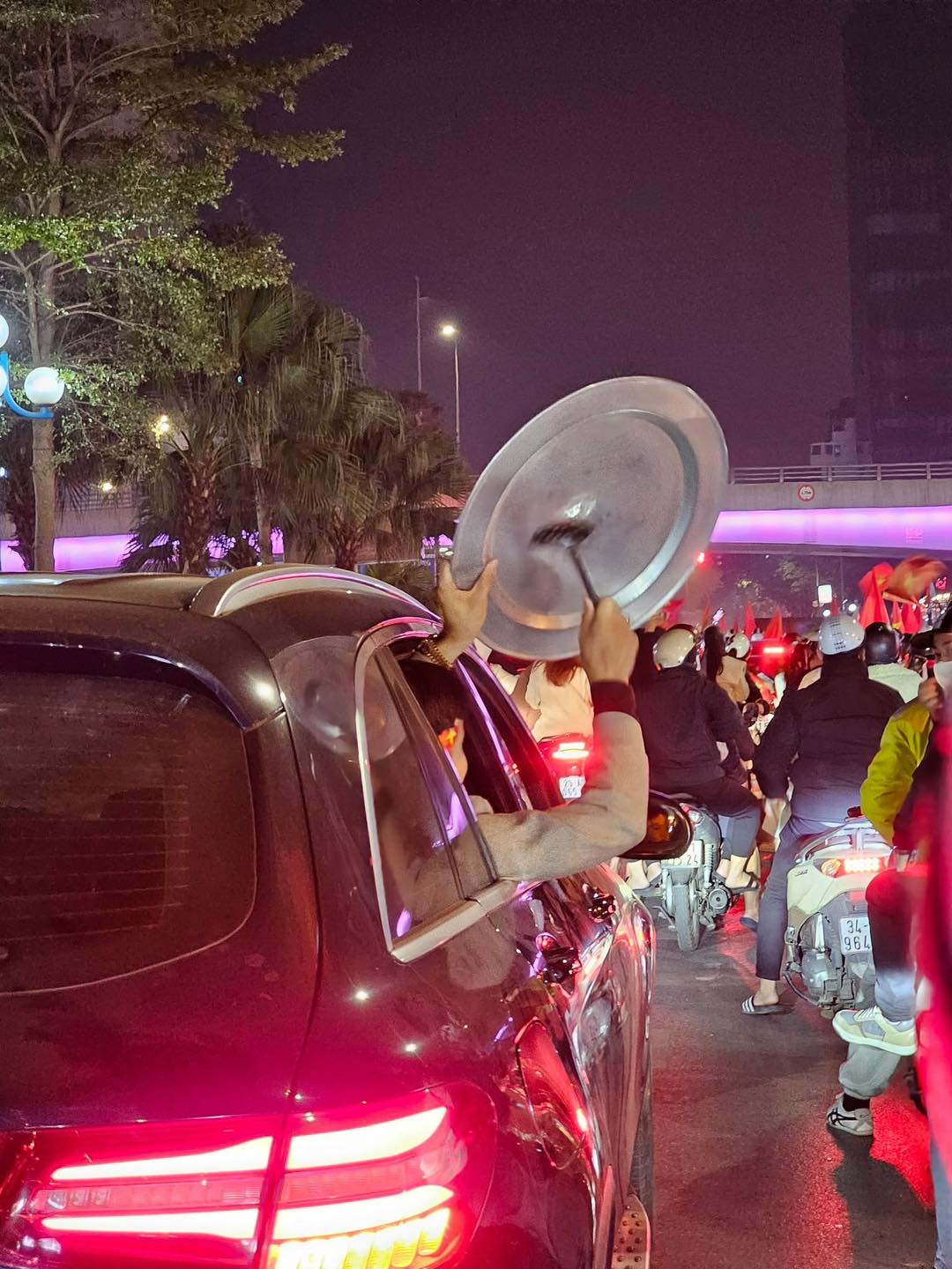 1001 kiểu đi "bão" của người hâm mộ bóng đá Việt Nam: Độc lạ có 1-0-2, xem tới đâu cười chảy nước mắt tới đó - Ảnh 5