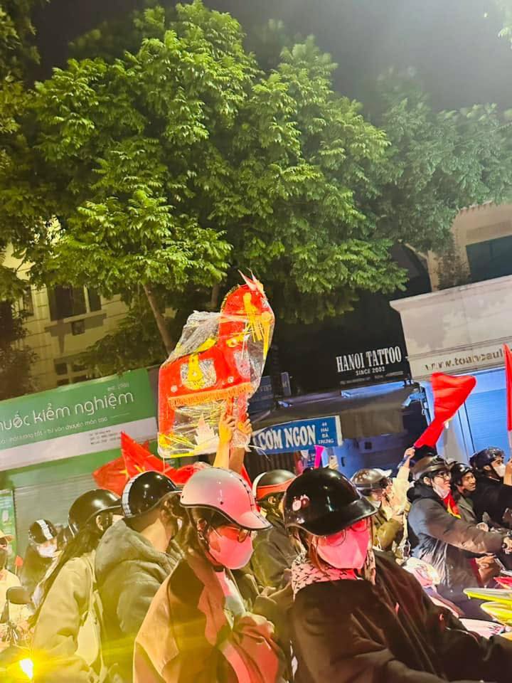 1001 kiểu đi "bão" của người hâm mộ bóng đá Việt Nam: Độc lạ có 1-0-2, xem tới đâu cười chảy nước mắt tới đó - Ảnh 9