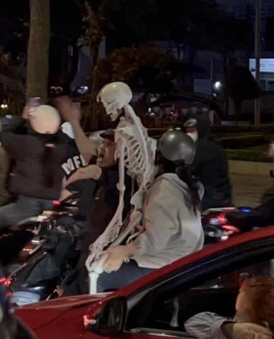 1001 kiểu đi "bão" của người hâm mộ bóng đá Việt Nam: Độc lạ có 1-0-2, xem tới đâu cười chảy nước mắt tới đó - Ảnh 6