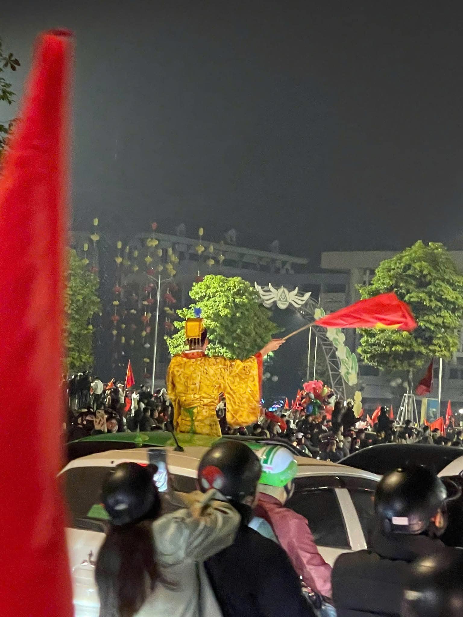 1001 kiểu đi "bão" của người hâm mộ bóng đá Việt Nam: Độc lạ có 1-0-2, xem tới đâu cười chảy nước mắt tới đó - Ảnh 4