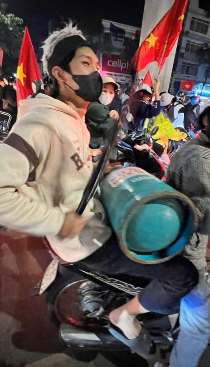 1001 kiểu đi "bão" của người hâm mộ bóng đá Việt Nam: Độc lạ có 1-0-2, xem tới đâu cười chảy nước mắt tới đó - Ảnh 3