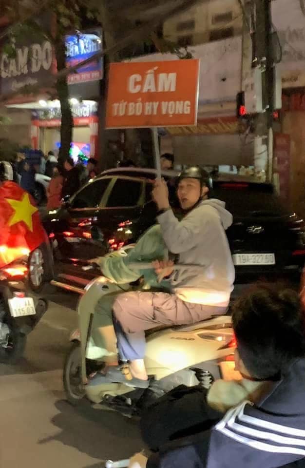 1001 kiểu đi "bão" của người hâm mộ bóng đá Việt Nam: Độc lạ có 1-0-2, xem tới đâu cười chảy nước mắt tới đó - Ảnh 8