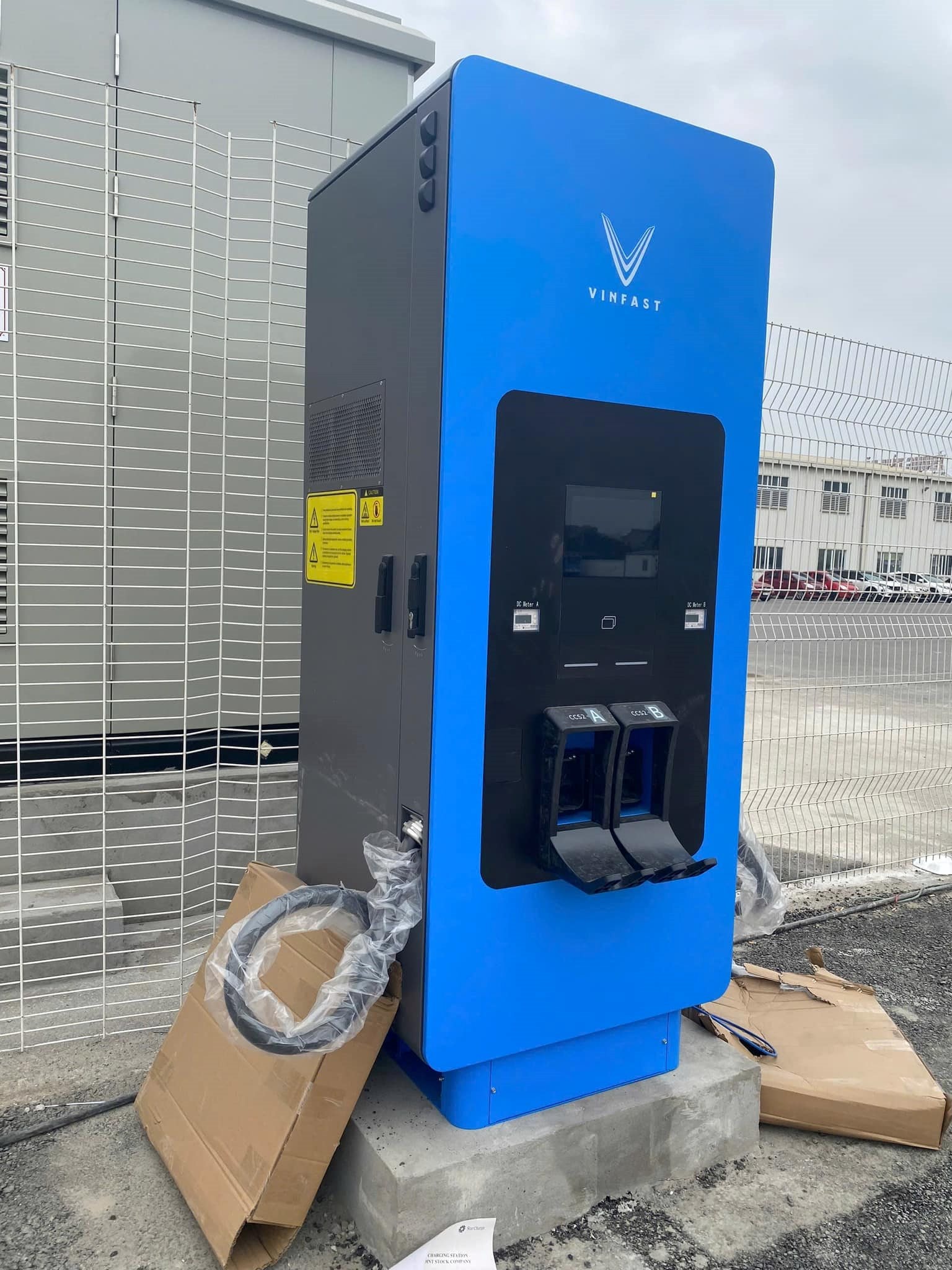 Cận cảnh dàn xe buýt điện mới của Tổng Công ty Vận tải Hà Nội, là gói thầu trị giá 74 tỷ đồng do liên danh 2 công ty của ông Phạm Nhật Vượng trúng đấu giá - Ảnh 5