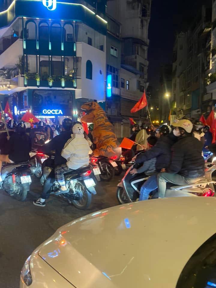 1001 kiểu đi "bão" của người hâm mộ bóng đá Việt Nam: Độc lạ có 1-0-2, xem tới đâu cười chảy nước mắt tới đó - Ảnh 10