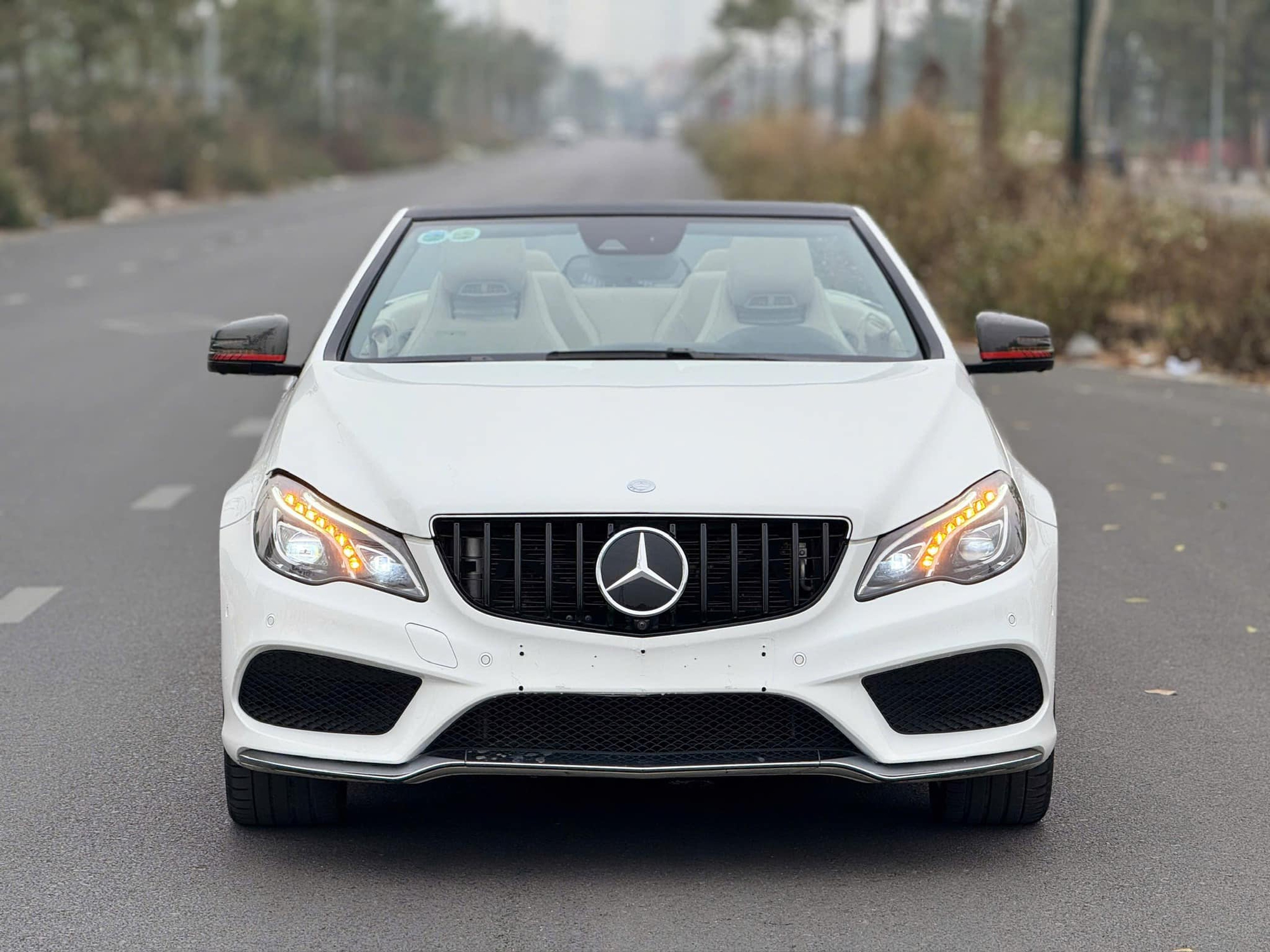 Hàng hiếm Mercedes-Benz E 400 AMG mui trần giá 1,6 tỷ ngang Camry mới: Ngoại thất độ nhẹ, thay vô lăng như xe đua F1 - Ảnh 3