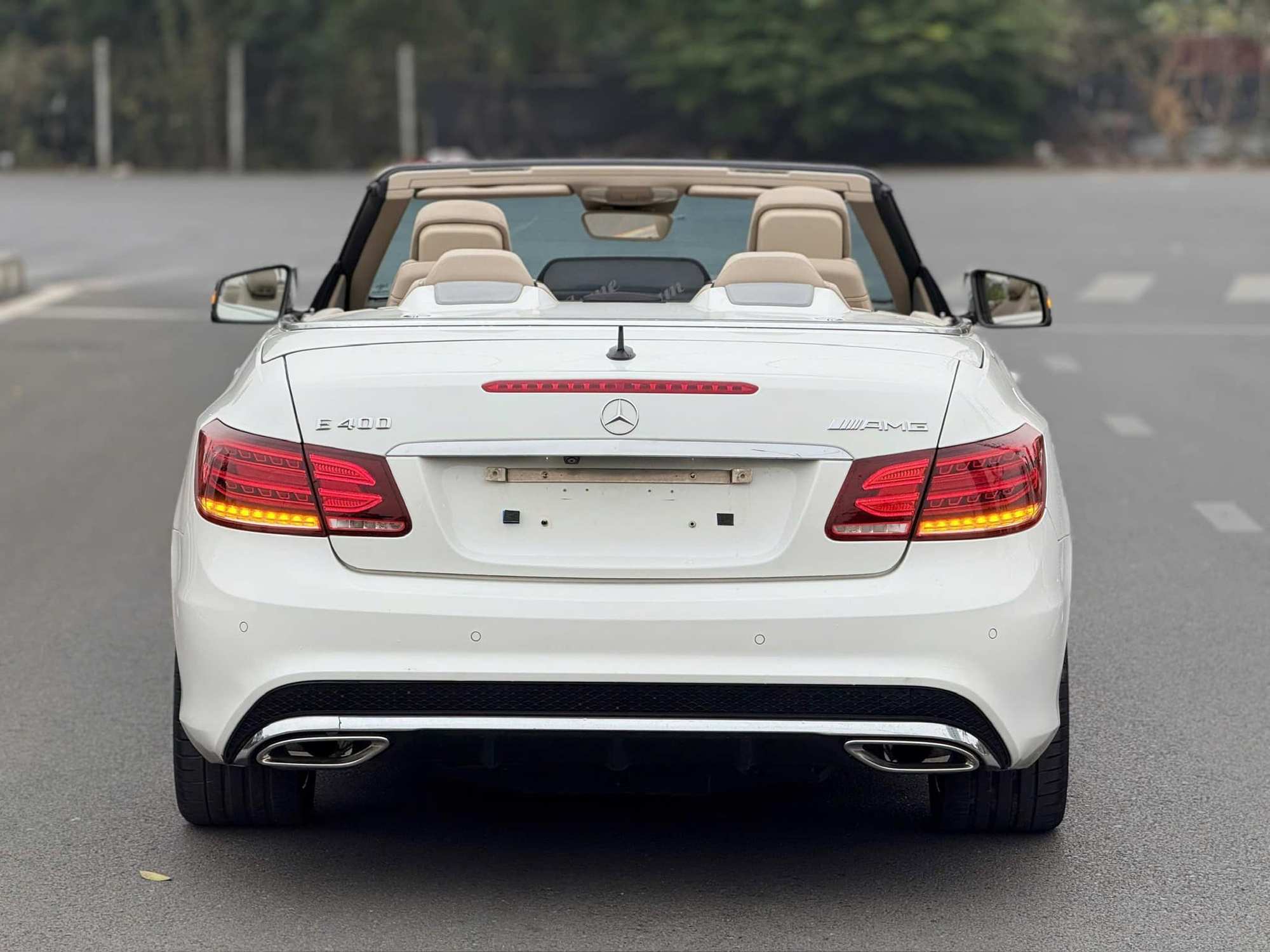 Hàng hiếm Mercedes-Benz E 400 AMG mui trần giá 1,6 tỷ ngang Camry mới: Ngoại thất độ nhẹ, thay vô lăng như xe đua F1 - Ảnh 6