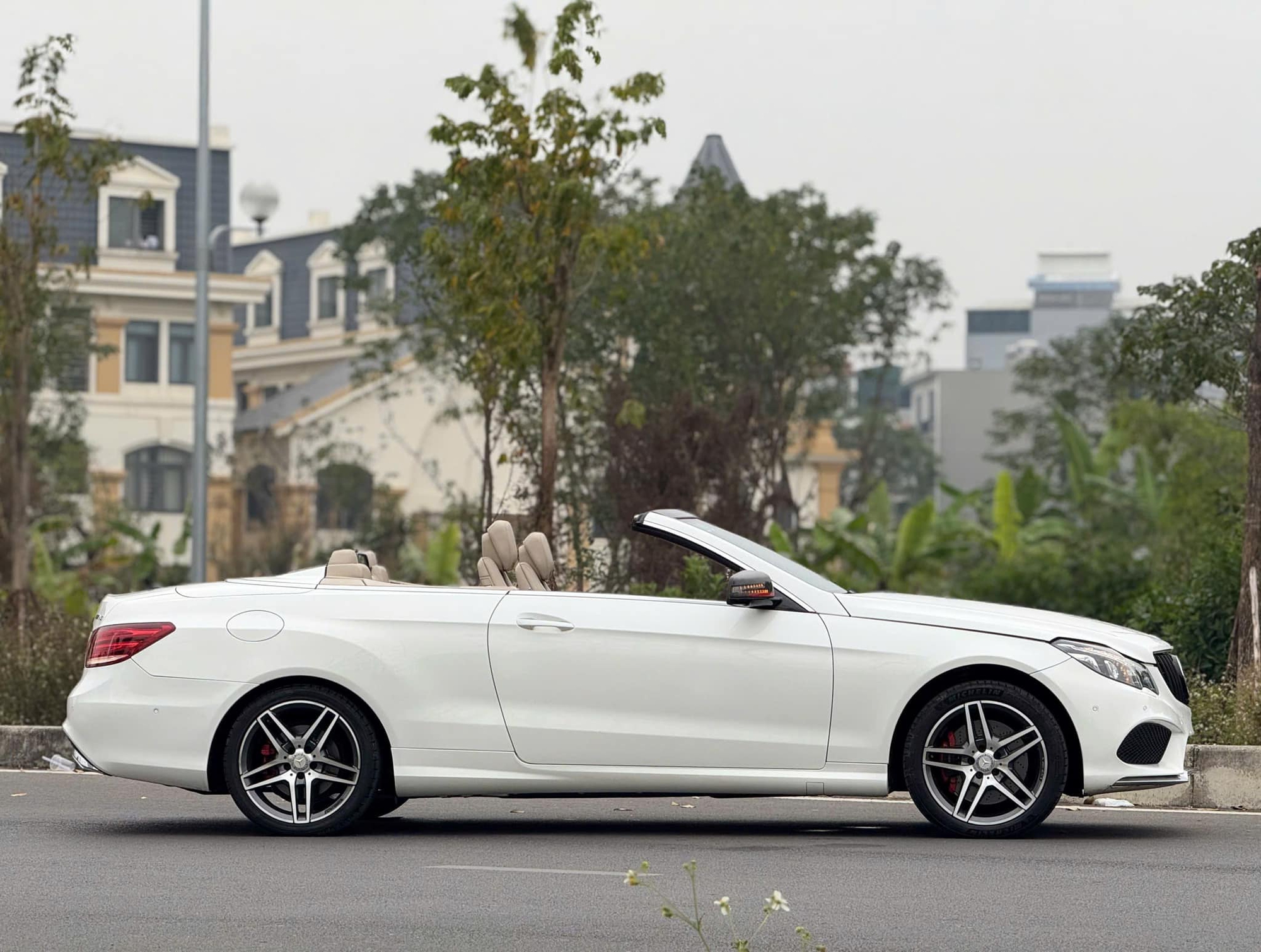 Hàng hiếm Mercedes-Benz E 400 AMG mui trần giá 1,6 tỷ ngang Camry mới: Ngoại thất độ nhẹ, thay vô lăng như xe đua F1 - Ảnh 4