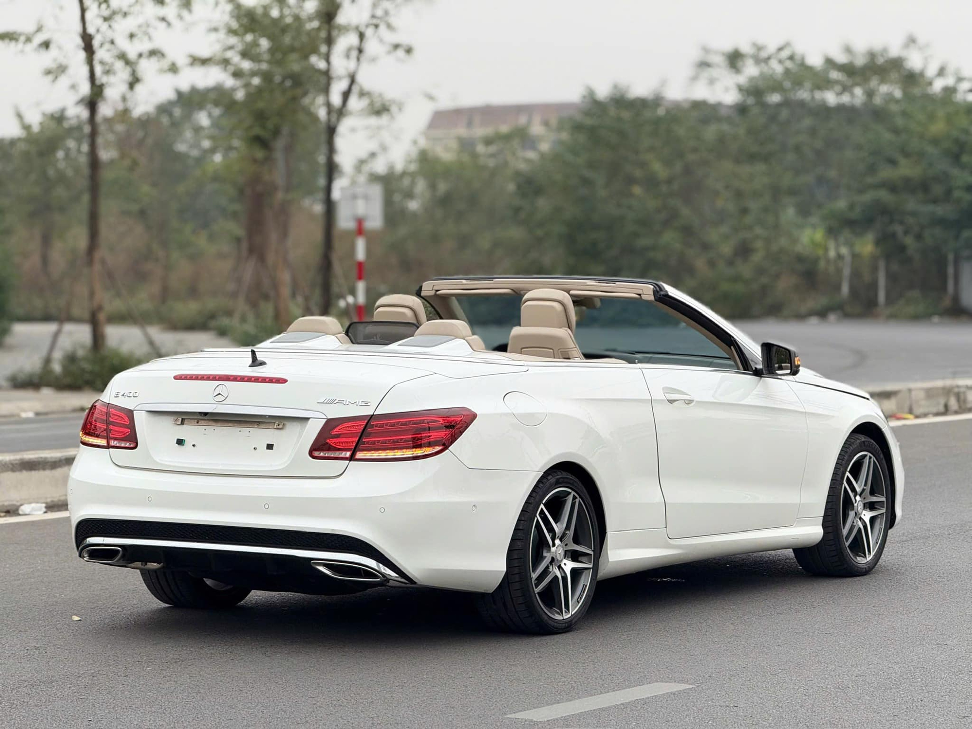 Hàng hiếm Mercedes-Benz E 400 AMG mui trần giá 1,6 tỷ ngang Camry mới: Ngoại thất độ nhẹ, thay vô lăng như xe đua F1 - Ảnh 5