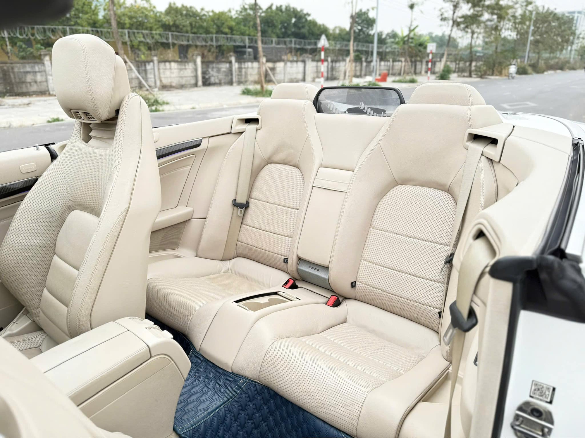 Hàng hiếm Mercedes-Benz E 400 AMG mui trần giá 1,6 tỷ ngang Camry mới: Ngoại thất độ nhẹ, thay vô lăng như xe đua F1 - Ảnh 9