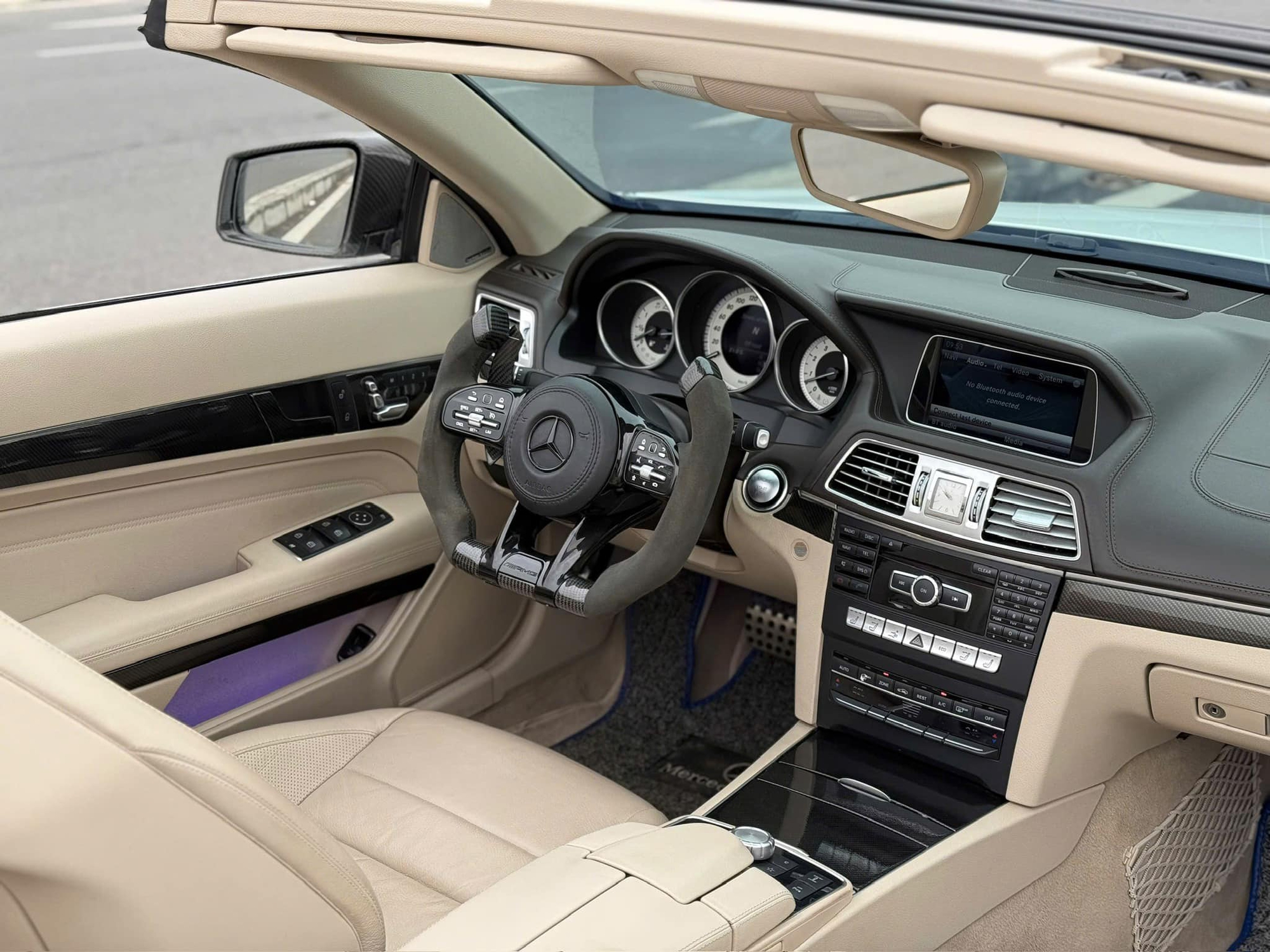 Hàng hiếm Mercedes-Benz E 400 AMG mui trần giá 1,6 tỷ ngang Camry mới: Ngoại thất độ nhẹ, thay vô lăng như xe đua F1 - Ảnh 2