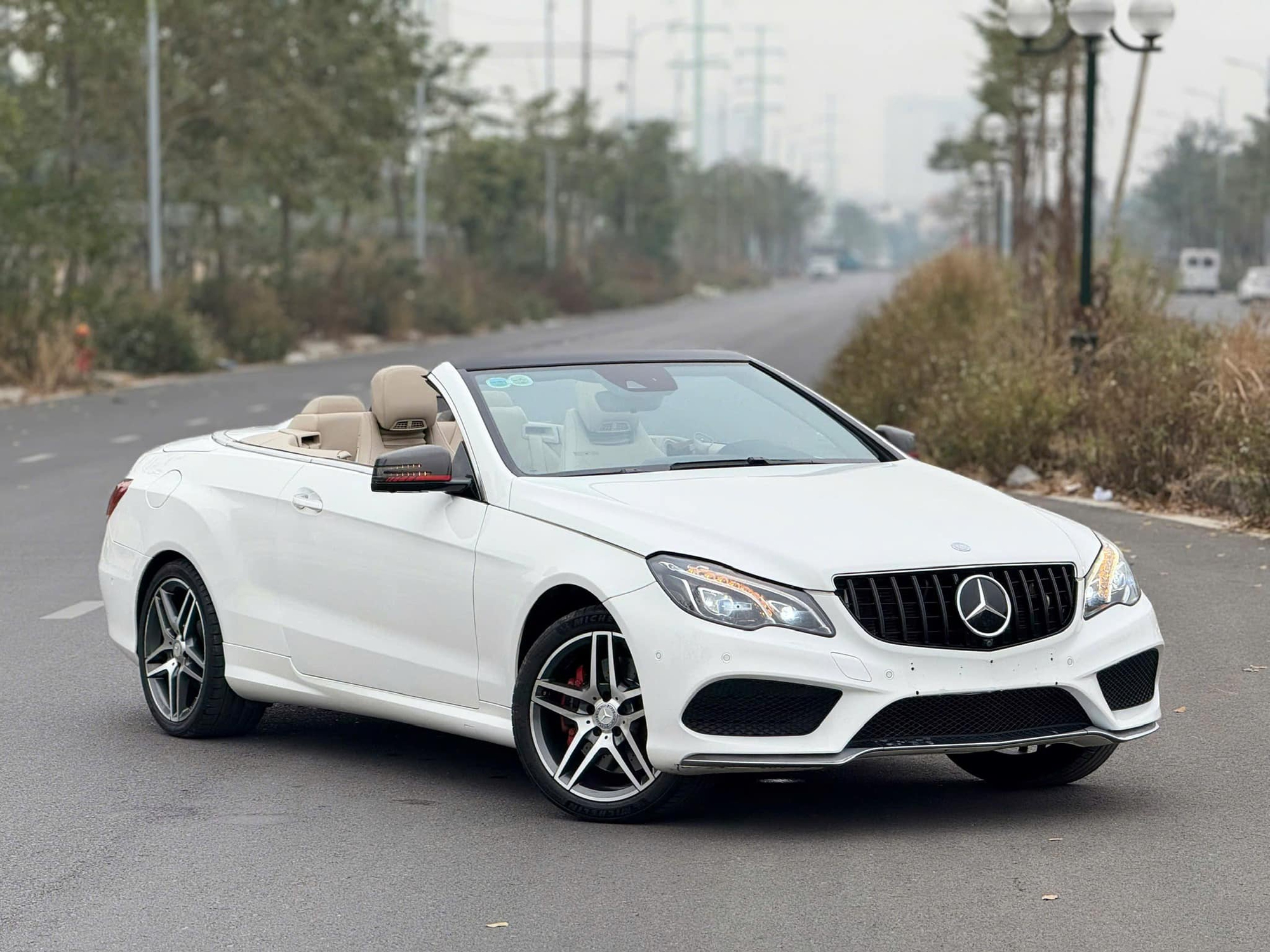 Hàng hiếm Mercedes-Benz E 400 AMG mui trần giá 1,6 tỷ ngang Camry mới: Ngoại thất độ nhẹ, thay vô lăng như xe đua F1 - Ảnh 1