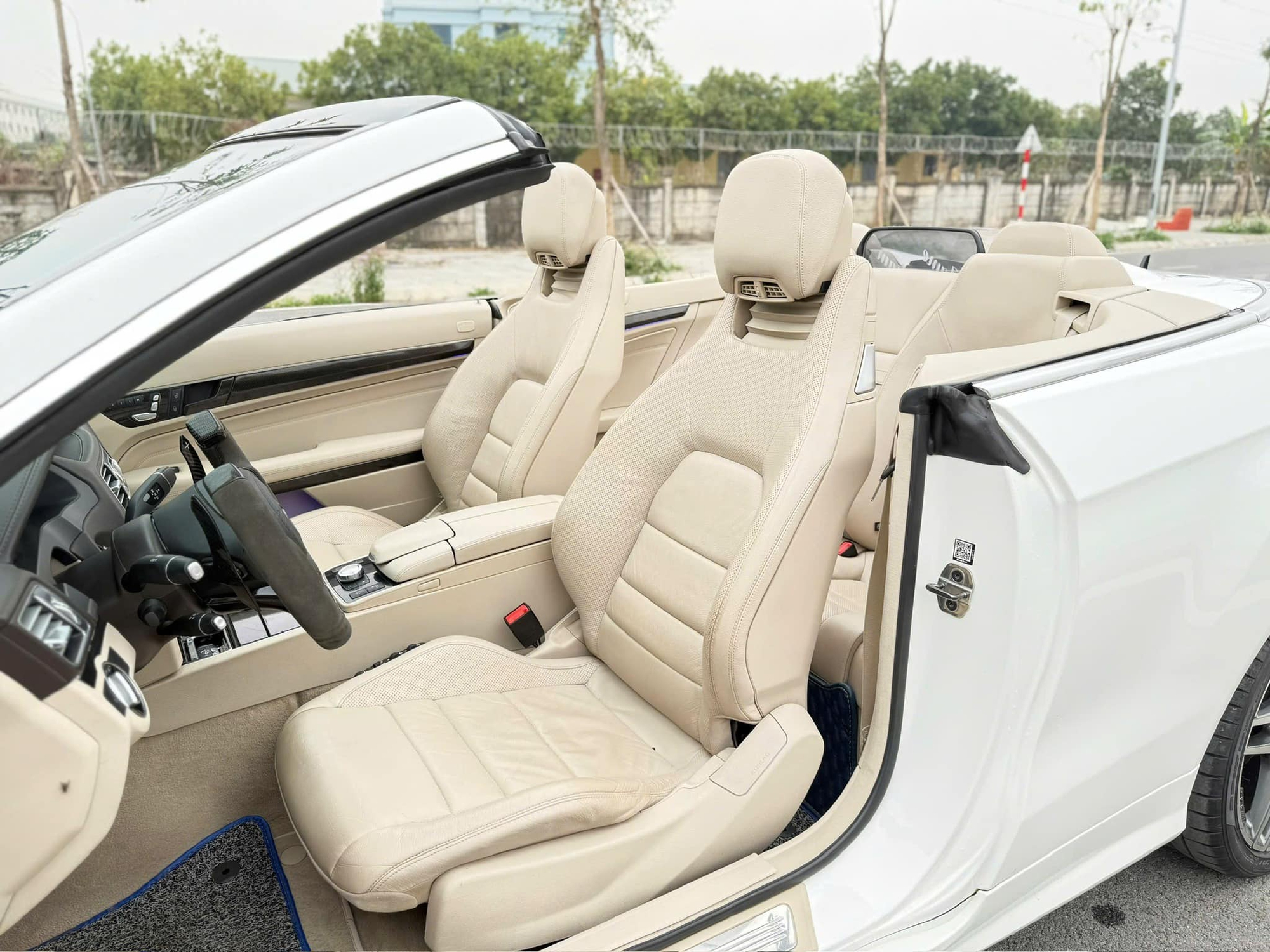 Hàng hiếm Mercedes-Benz E 400 AMG mui trần giá 1,6 tỷ ngang Camry mới: Ngoại thất độ nhẹ, thay vô lăng như xe đua F1 - Ảnh 8