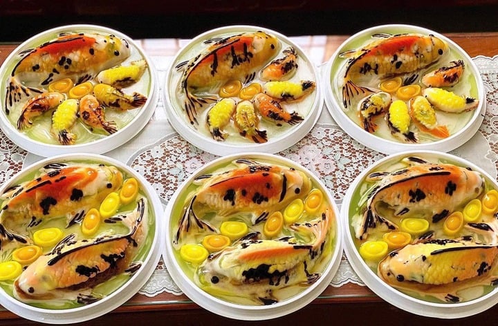 Đủ loại thực phẩm hình cá chép, giá rẻ cúng ông Công, ông Táo - Ảnh 1