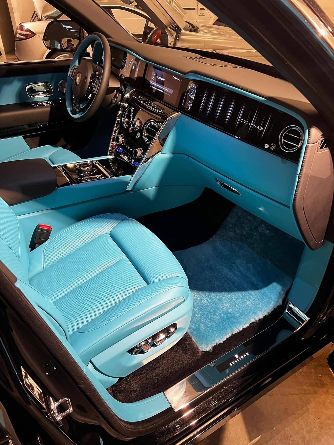 Bộ 3 siêu xe, xe siêu sang dễ về Việt Nam sau Tết: Tổng giá trị có thể đến trăm tỷ, có chiếc gắn logo hơn 350 triệu đồng - Ảnh 8