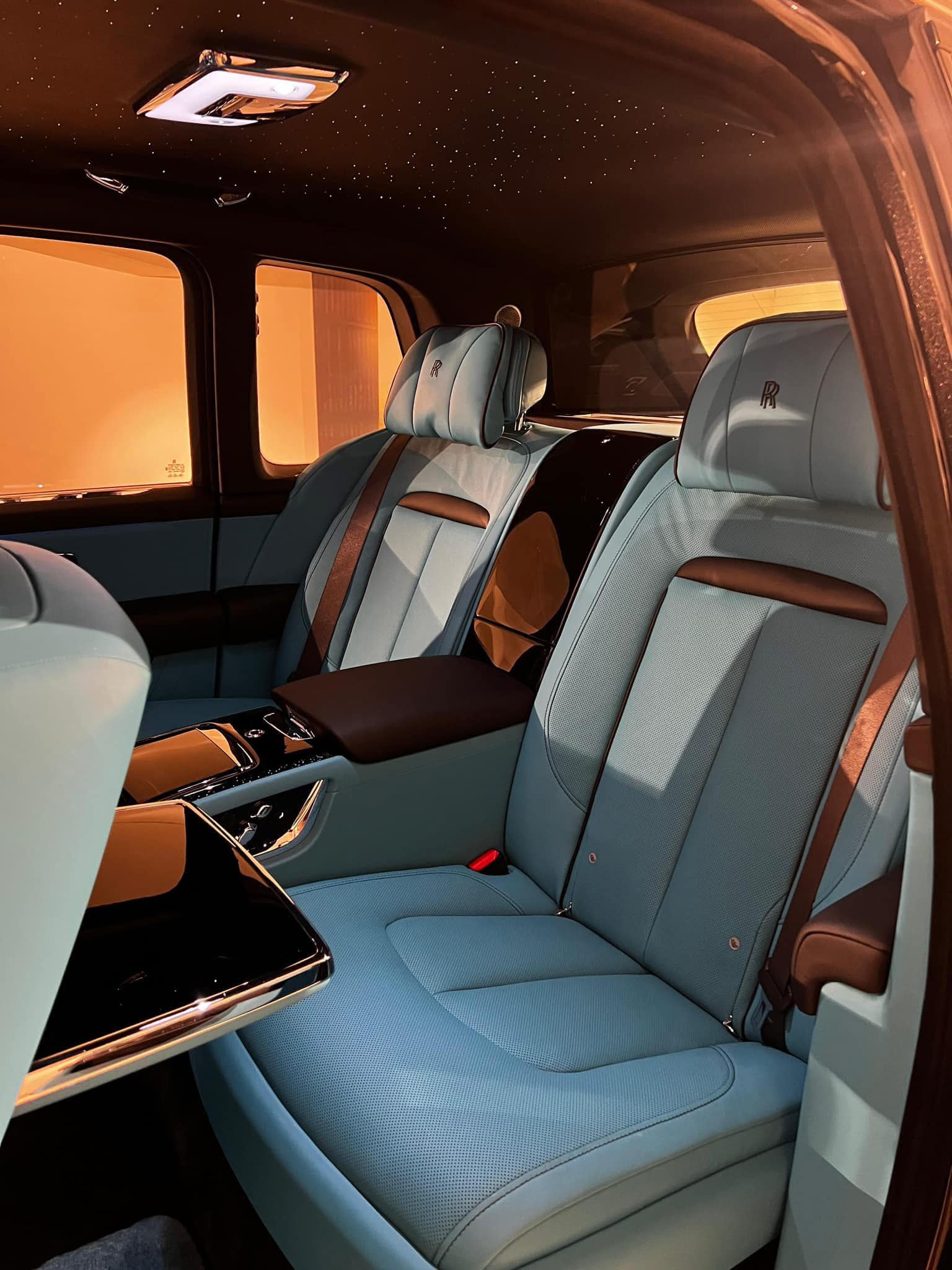 Bộ 3 siêu xe, xe siêu sang dễ về Việt Nam sau Tết: Tổng giá trị có thể đến trăm tỷ, có chiếc gắn logo hơn 350 triệu đồng - Ảnh 9