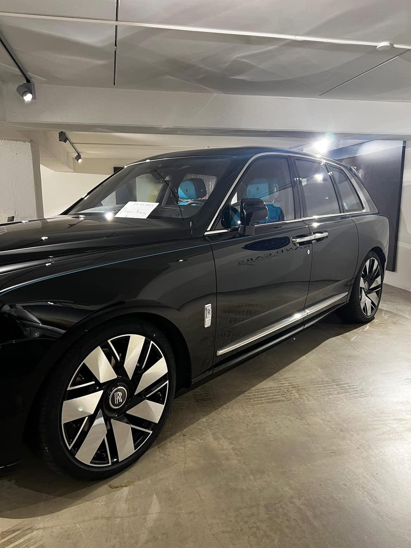 Bộ 3 siêu xe, xe siêu sang dễ về Việt Nam sau Tết: Tổng giá trị có thể đến trăm tỷ, có chiếc gắn logo hơn 350 triệu đồng - Ảnh 7