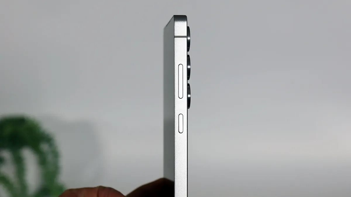 Galaxy S25 Ultra chính thức ra mắt: Mỏng nhẹ hơn, AI ngày càng đỉnh nóc, giá từ 34 triệu đồng - Ảnh 1