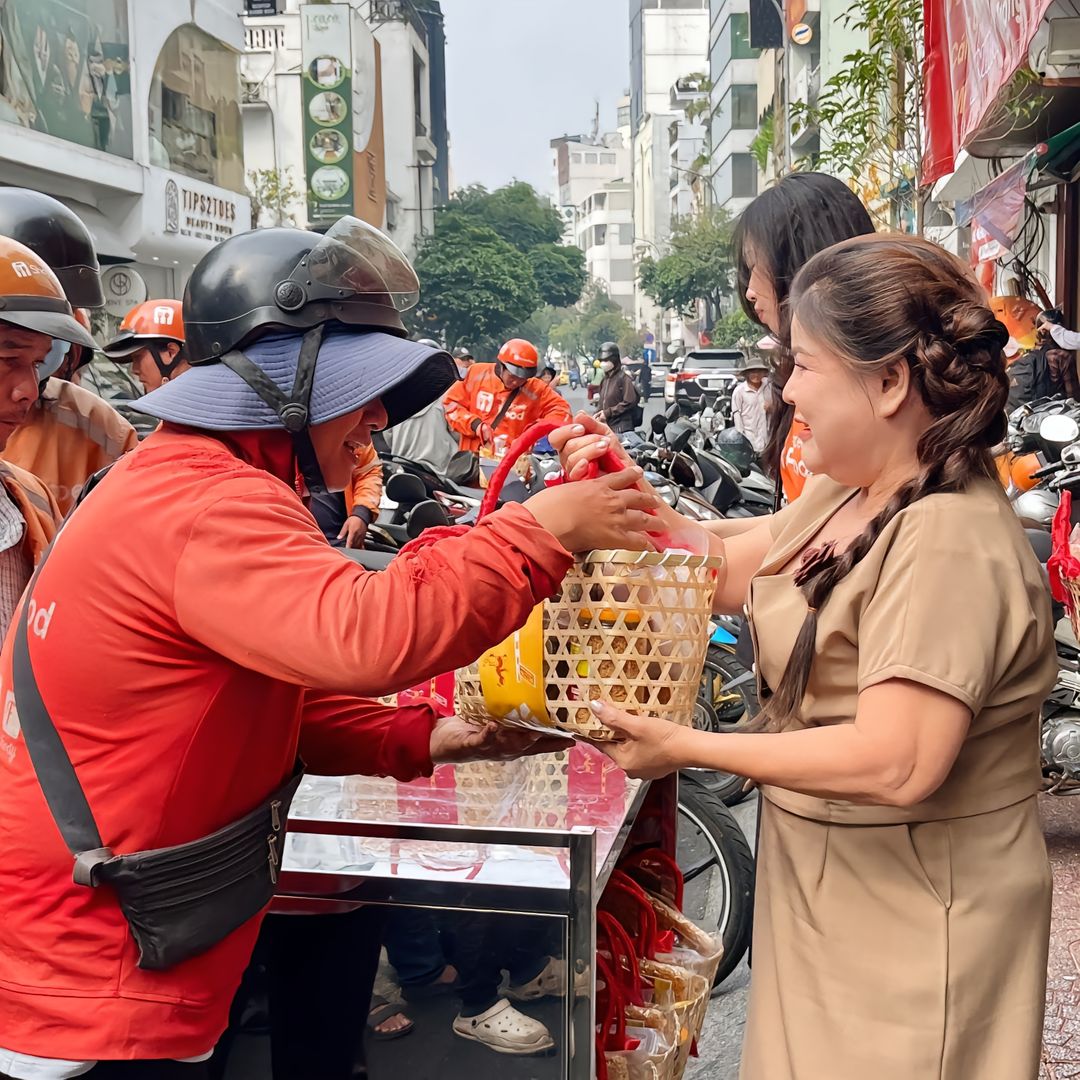 Tiệm bánh mì hot nhất TP.HCM gửi tặng cả trăm phần quà Tết tới shipper, giá trị mỗi túi quà khiến dân mạng bất ngờ - Ảnh 6