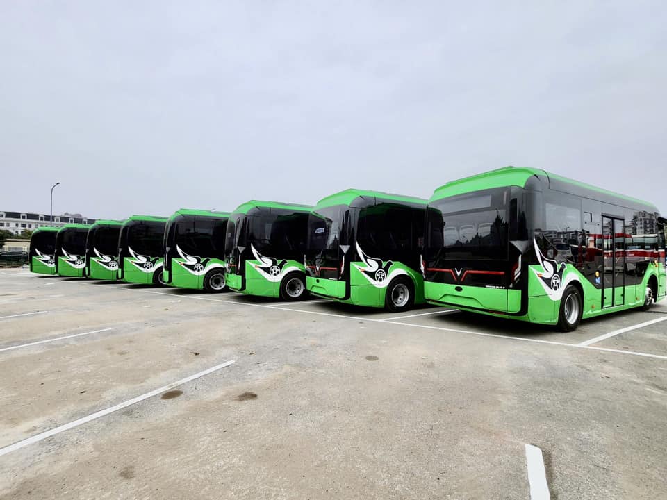 Cận cảnh dàn xe buýt điện mới của Tổng Công ty Vận tải Hà Nội, là gói thầu trị giá 74 tỷ đồng do liên danh 2 công ty của ông Phạm Nhật Vượng trúng đấu giá - Ảnh 3