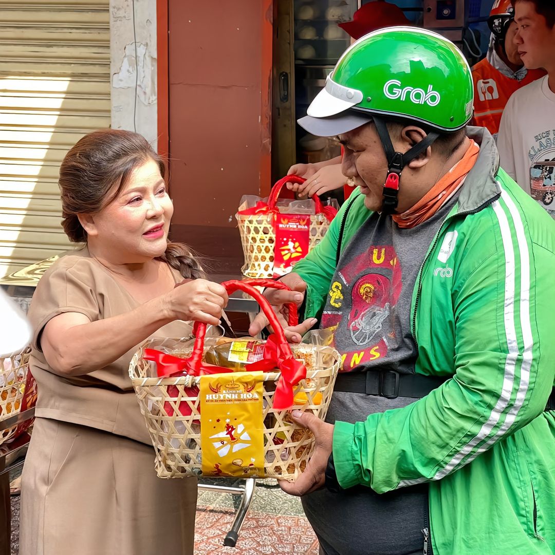 Tiệm bánh mì hot nhất TP.HCM gửi tặng cả trăm phần quà Tết tới shipper, giá trị mỗi túi quà khiến dân mạng bất ngờ - Ảnh 7