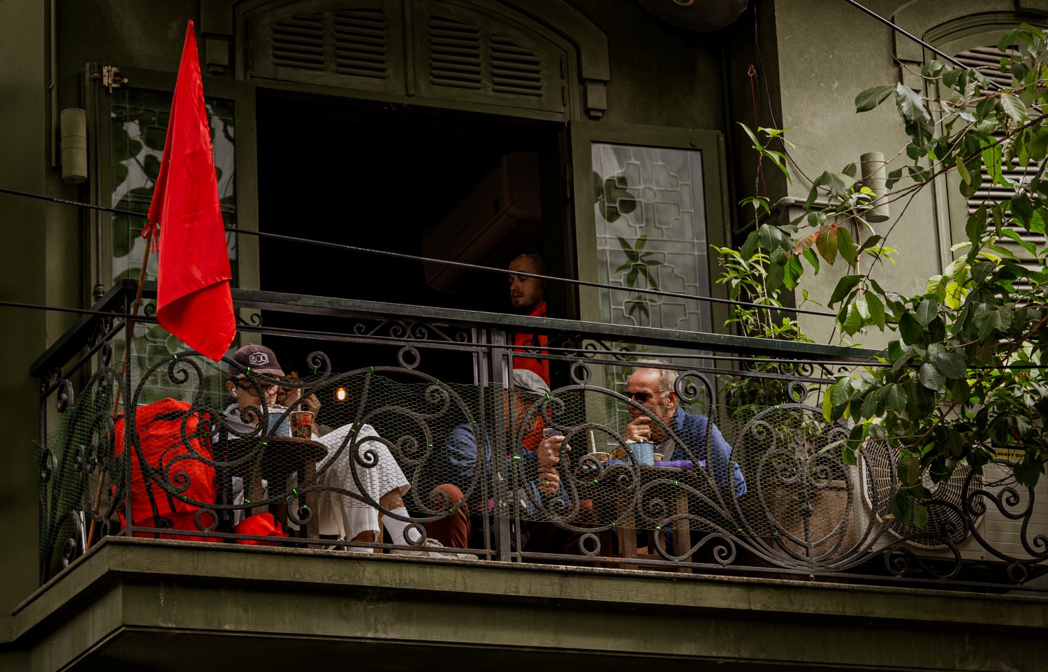 Hà Nội ngày cuối cùng của năm cũ: Dân tình thảnh thơi đi cà phê, khách Tây "chill" cùng Tết Việt - Ảnh 6