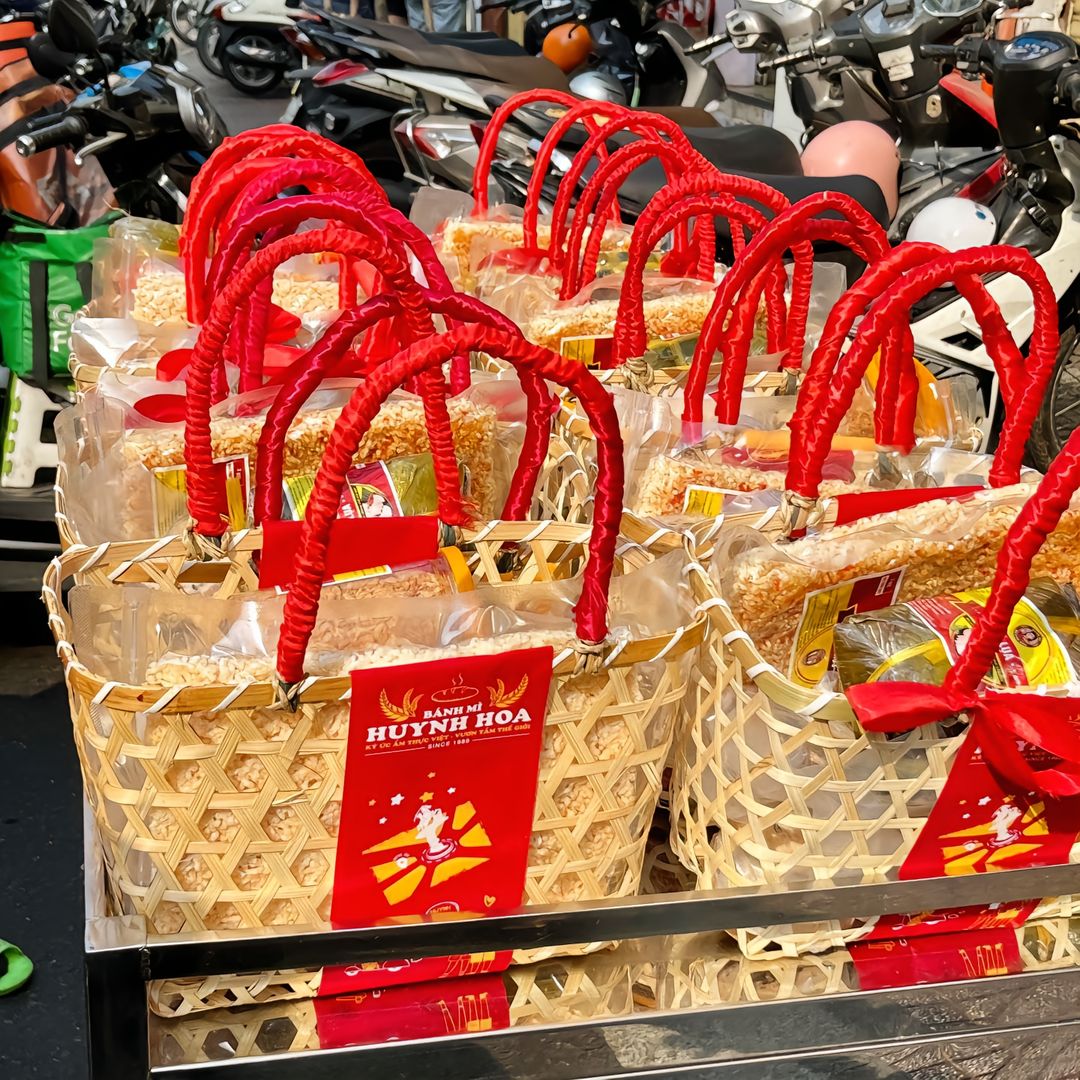 Tiệm bánh mì hot nhất TP.HCM gửi tặng cả trăm phần quà Tết tới shipper, giá trị mỗi túi quà khiến dân mạng bất ngờ - Ảnh 2