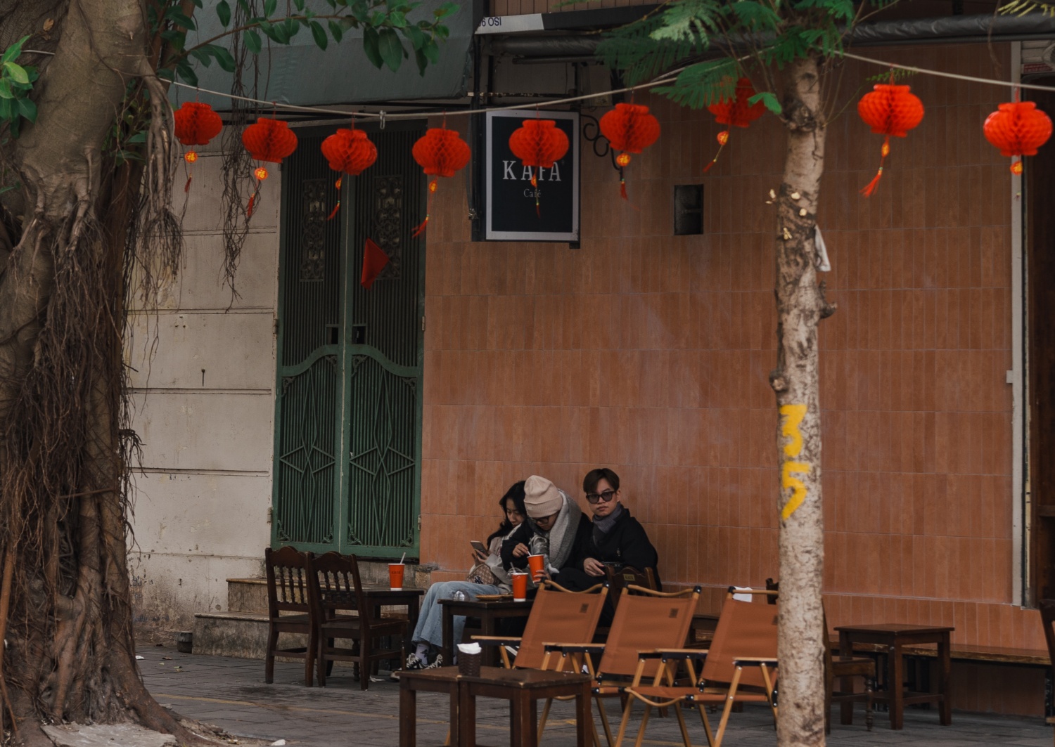 Hà Nội ngày cuối cùng của năm cũ: Dân tình thảnh thơi đi cà phê, khách Tây "chill" cùng Tết Việt - Ảnh 7