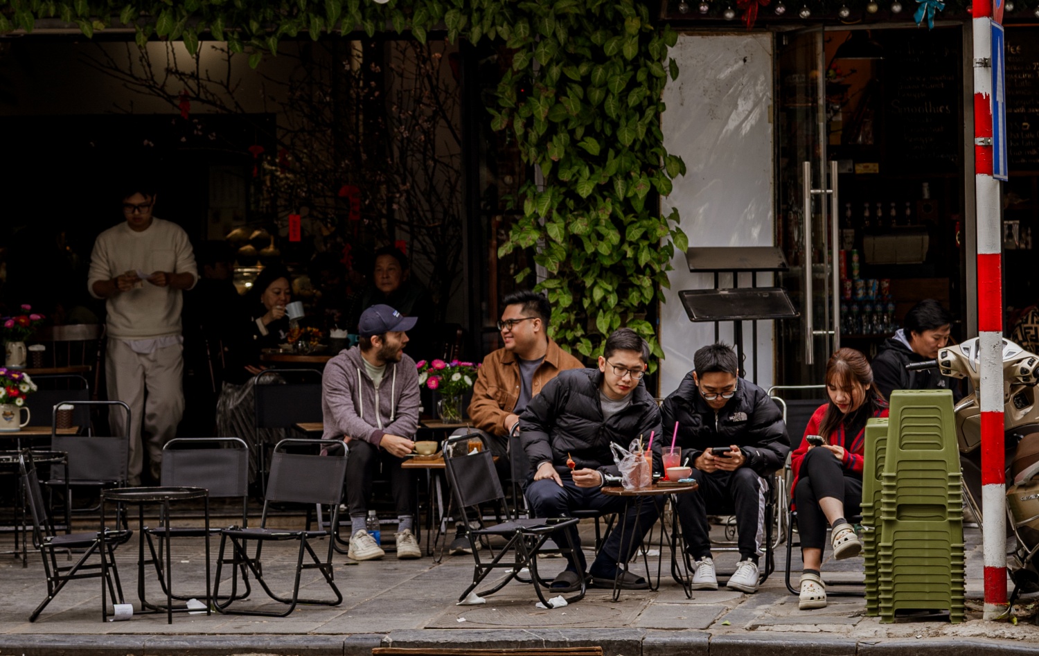 Hà Nội ngày cuối cùng của năm cũ: Dân tình thảnh thơi đi cà phê, khách Tây "chill" cùng Tết Việt - Ảnh 9