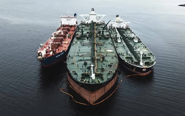 Cước vận tải biển thế giới tăng vọt - Ảnh 1