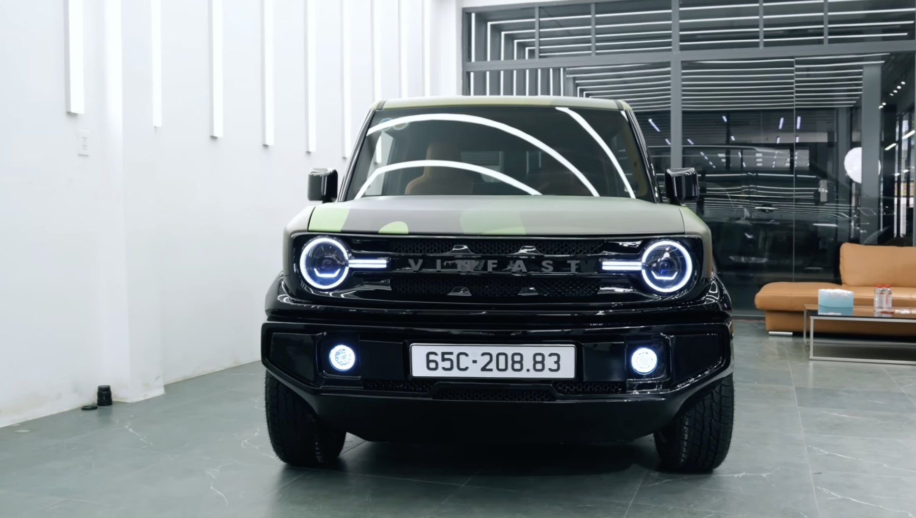 Cận cảnh VinFast VF 3 độ phong cách quân đội: Cản trước giống G 63, vô-lăng lấy cảm hứng từ phi thuyền, mặt ca-lăng và bộ mâm là hàng độc bản - Ảnh 3