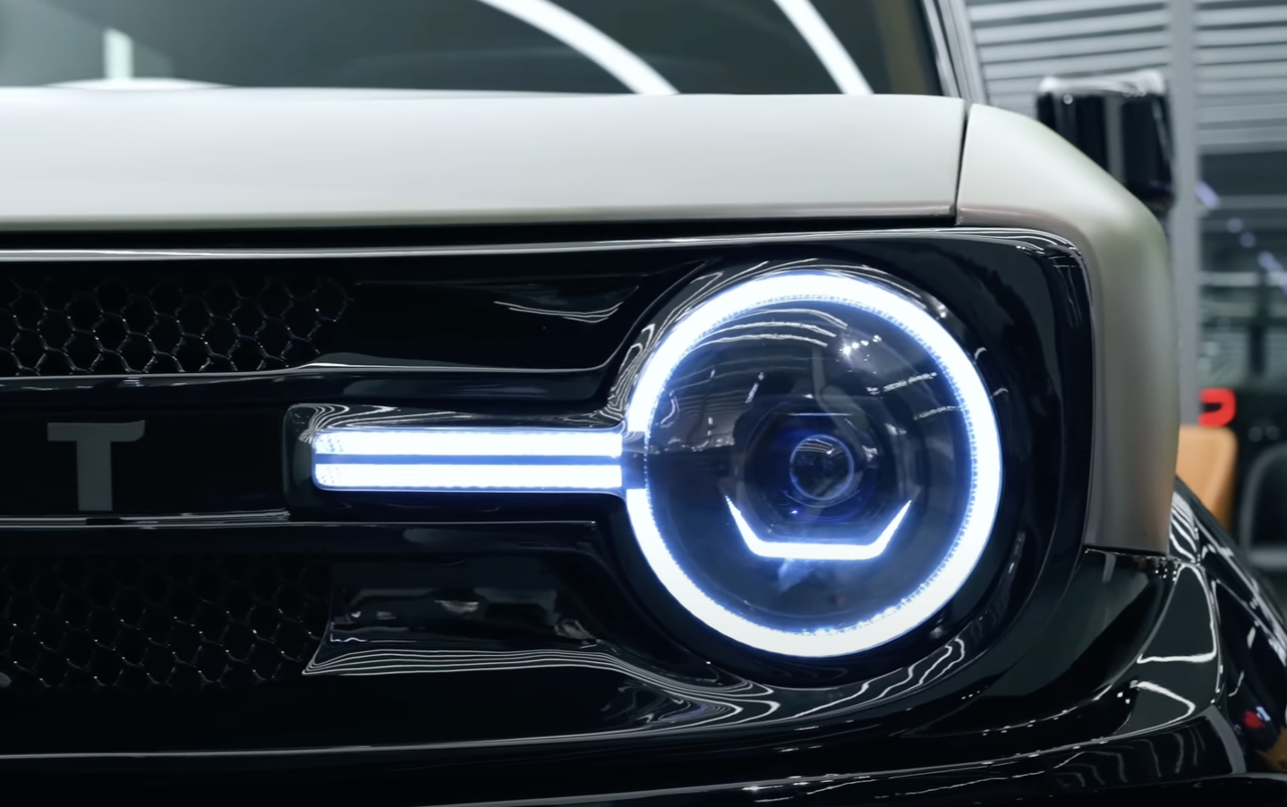 Cận cảnh VinFast VF 3 độ phong cách quân đội: Cản trước giống G 63, vô-lăng lấy cảm hứng từ phi thuyền, mặt ca-lăng và bộ mâm là hàng độc bản - Ảnh 4