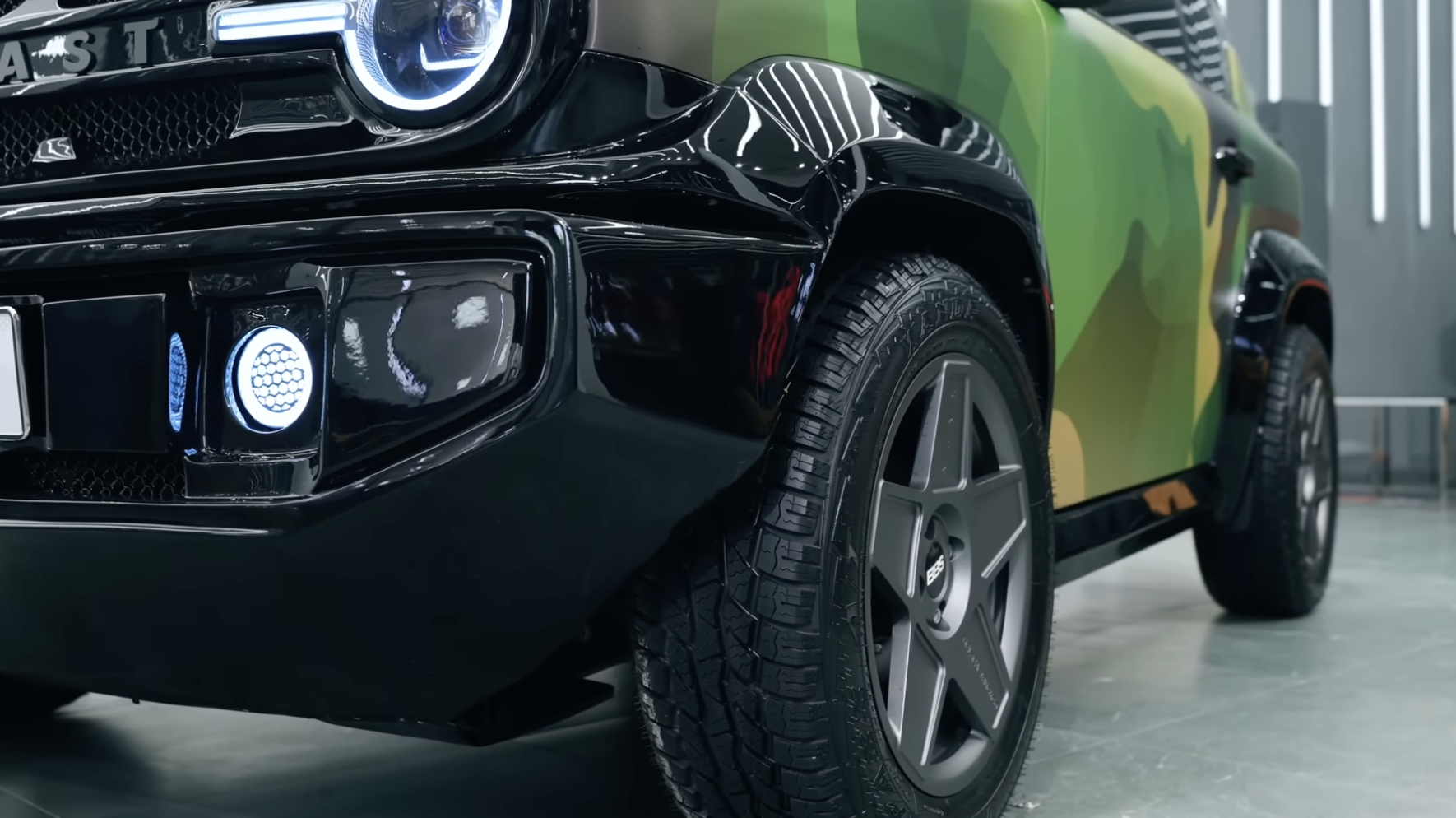 Cận cảnh VinFast VF 3 độ phong cách quân đội: Cản trước giống G 63, vô-lăng lấy cảm hứng từ phi thuyền, mặt ca-lăng và bộ mâm là hàng độc bản - Ảnh 5