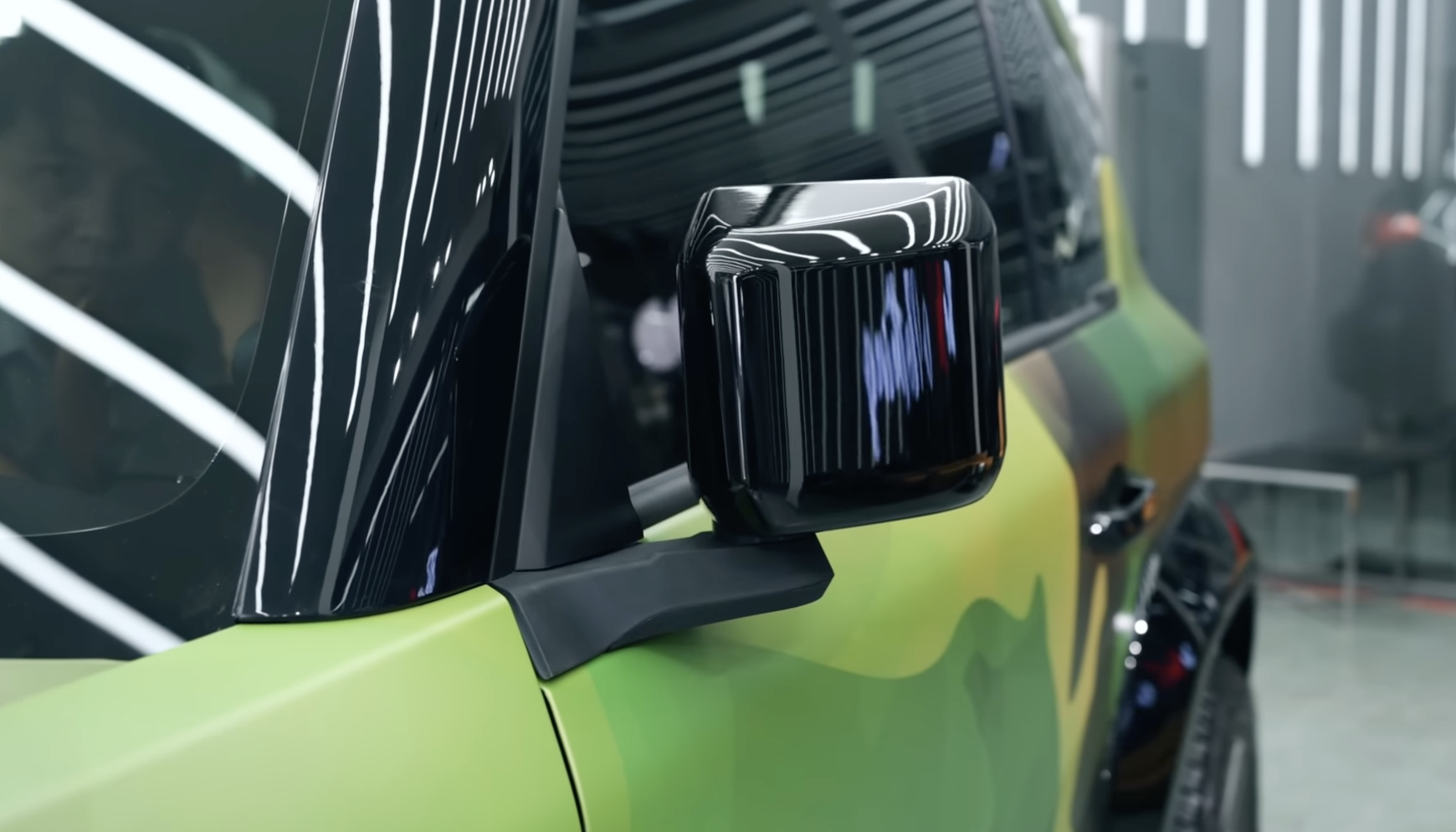 Cận cảnh VinFast VF 3 độ phong cách quân đội: Cản trước giống G 63, vô-lăng lấy cảm hứng từ phi thuyền, mặt ca-lăng và bộ mâm là hàng độc bản - Ảnh 6