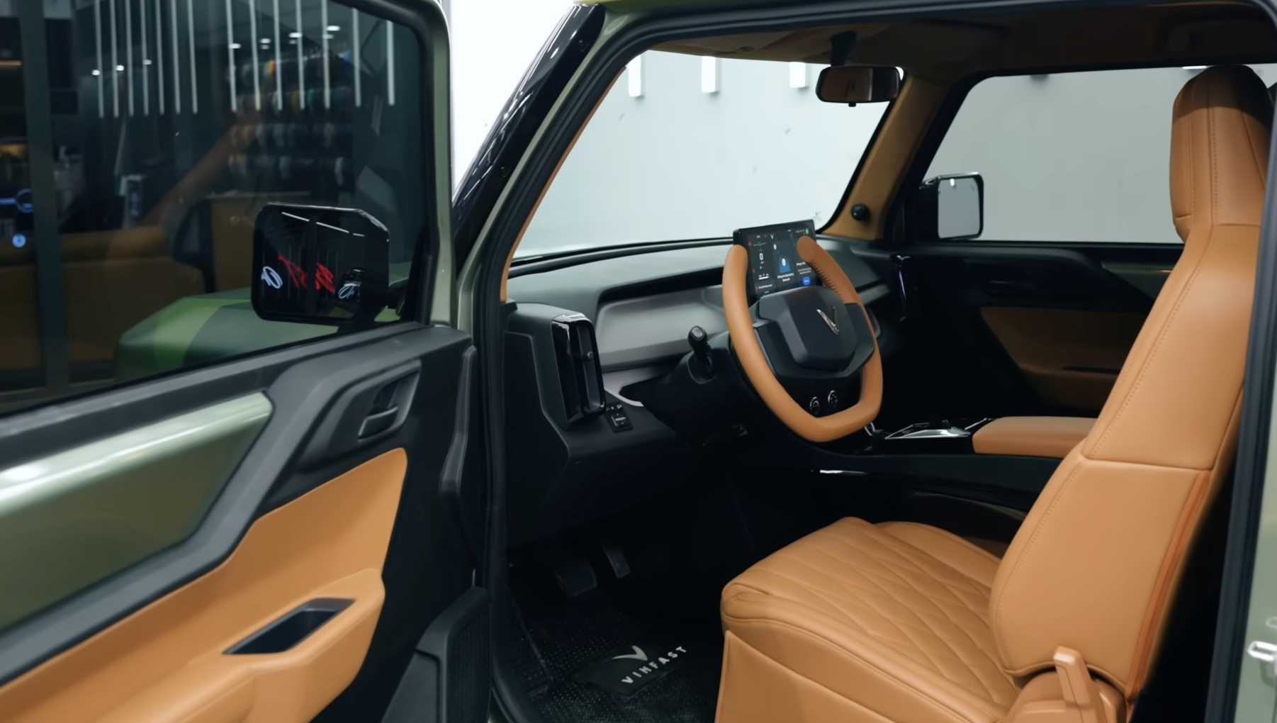 Cận cảnh VinFast VF 3 độ phong cách quân đội: Cản trước giống G 63, vô-lăng lấy cảm hứng từ phi thuyền, mặt ca-lăng và bộ mâm là hàng độc bản - Ảnh 10