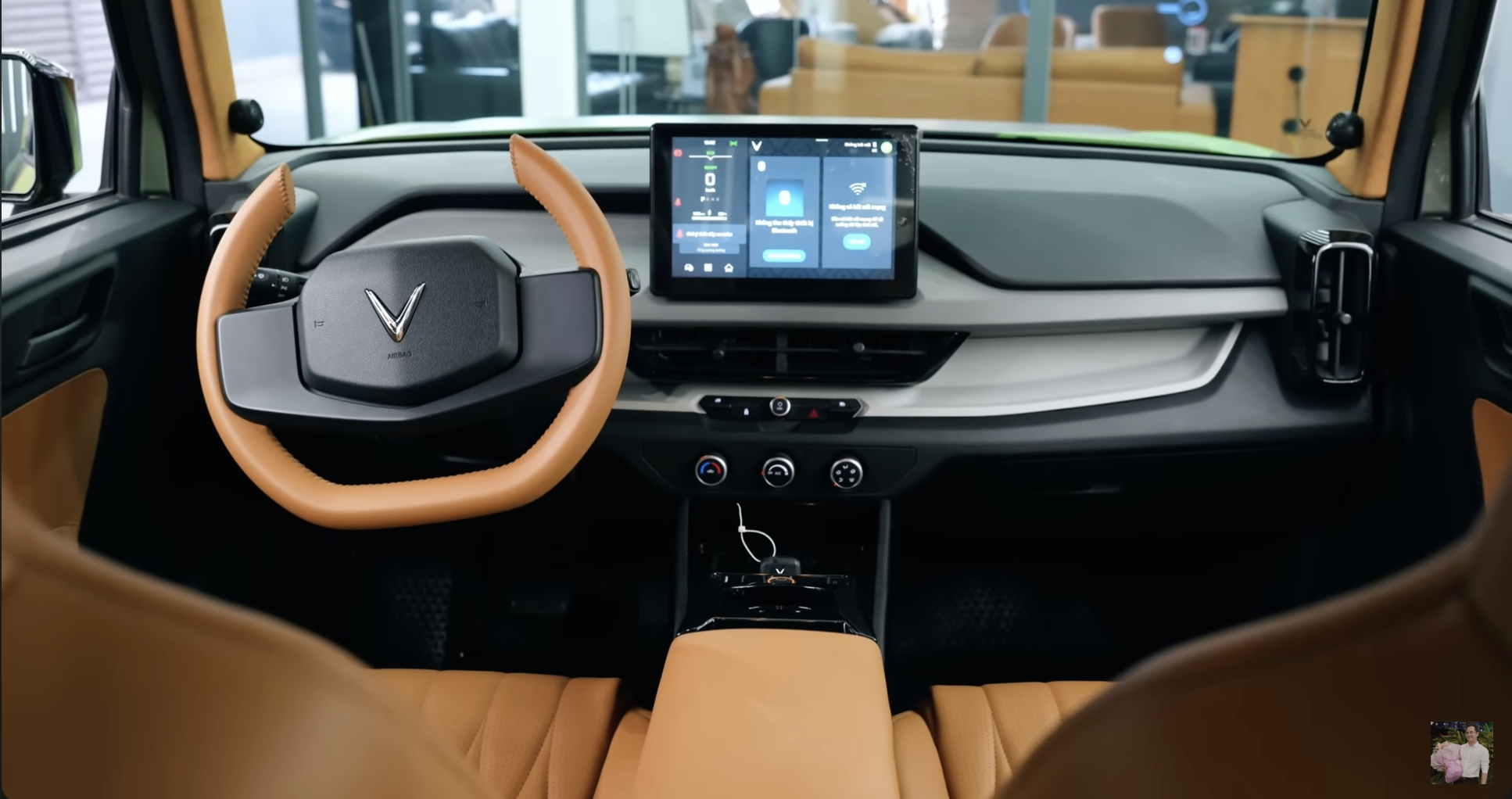 Cận cảnh VinFast VF 3 độ phong cách quân đội: Cản trước giống G 63, vô-lăng lấy cảm hứng từ phi thuyền, mặt ca-lăng và bộ mâm là hàng độc bản - Ảnh 9