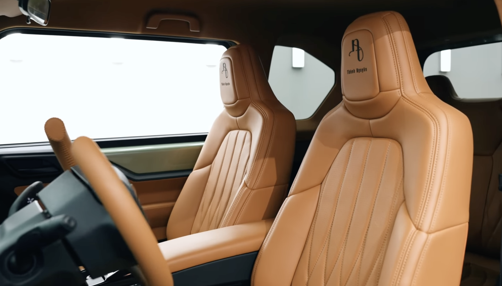 Cận cảnh VinFast VF 3 độ phong cách quân đội: Cản trước giống G 63, vô-lăng lấy cảm hứng từ phi thuyền, mặt ca-lăng và bộ mâm là hàng độc bản - Ảnh 11