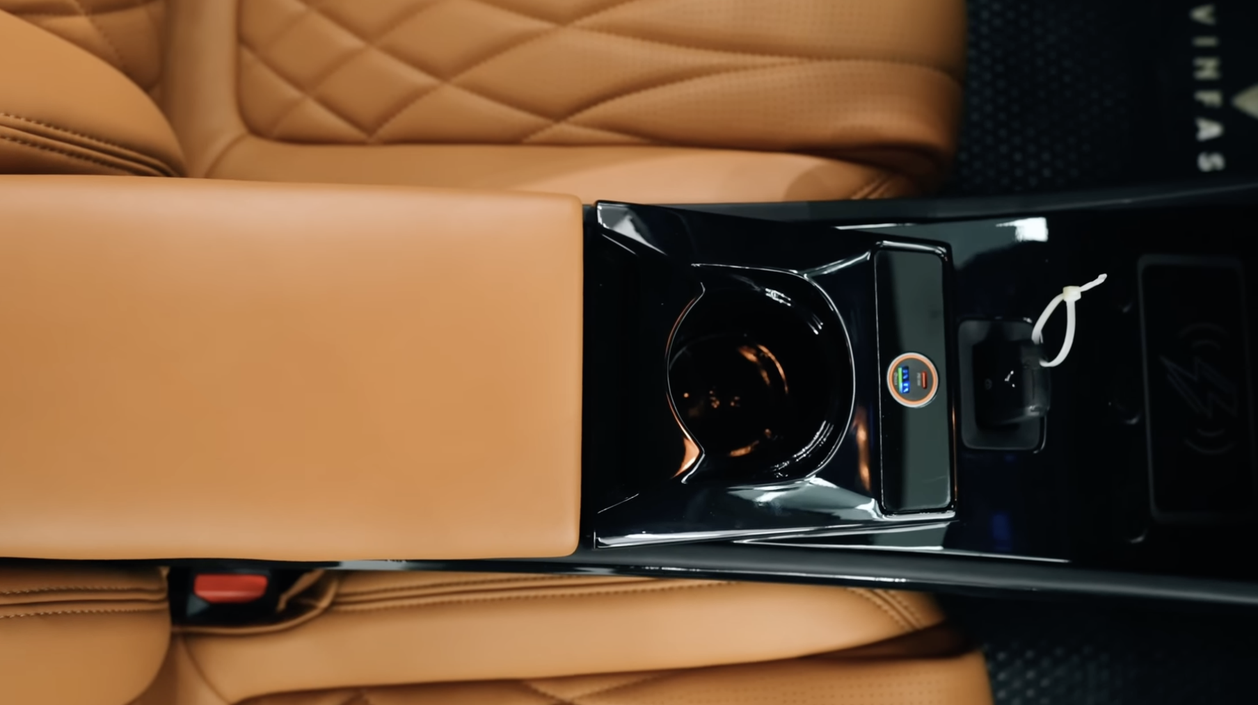 Cận cảnh VinFast VF 3 độ phong cách quân đội: Cản trước giống G 63, vô-lăng lấy cảm hứng từ phi thuyền, mặt ca-lăng và bộ mâm là hàng độc bản - Ảnh 13