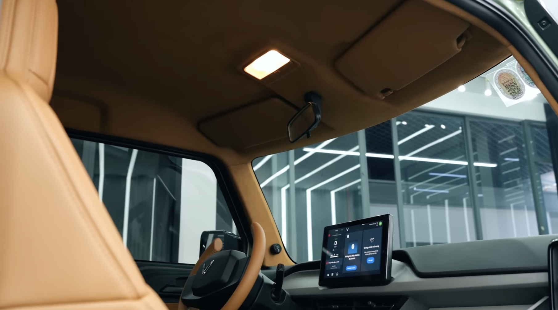 Cận cảnh VinFast VF 3 độ phong cách quân đội: Cản trước giống G 63, vô-lăng lấy cảm hứng từ phi thuyền, mặt ca-lăng và bộ mâm là hàng độc bản - Ảnh 12