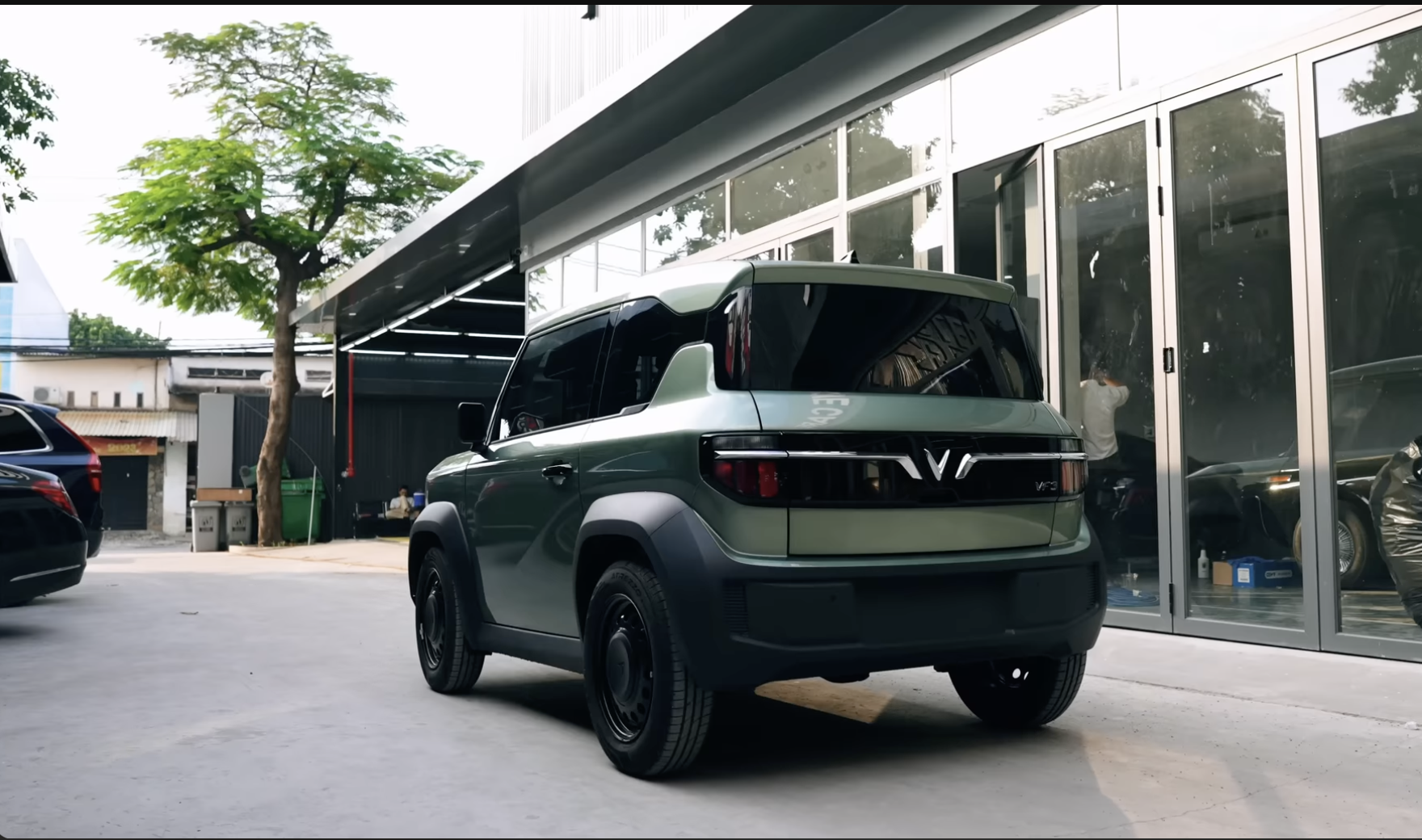 Cận cảnh VinFast VF 3 độ phong cách quân đội: Cản trước giống G 63, vô-lăng lấy cảm hứng từ phi thuyền, mặt ca-lăng và bộ mâm là hàng độc bản - Ảnh 7