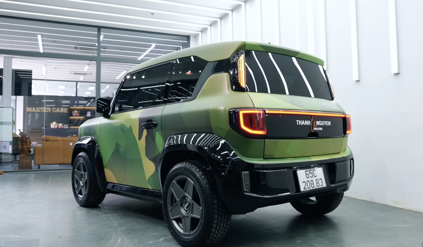 Cận cảnh VinFast VF 3 độ phong cách quân đội: Cản trước giống G 63, vô-lăng lấy cảm hứng từ phi thuyền, mặt ca-lăng và bộ mâm là hàng độc bản - Ảnh 8