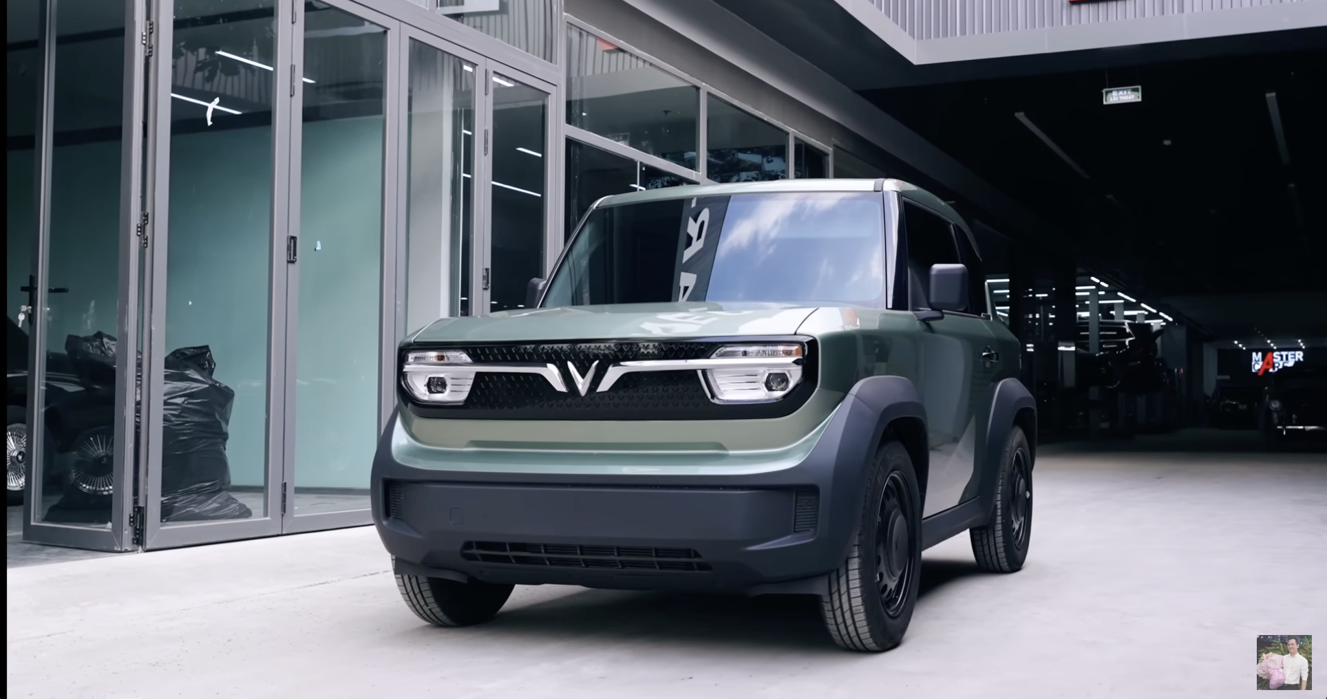 Cận cảnh VinFast VF 3 độ phong cách quân đội: Cản trước giống G 63, vô-lăng lấy cảm hứng từ phi thuyền, mặt ca-lăng và bộ mâm là hàng độc bản - Ảnh 1