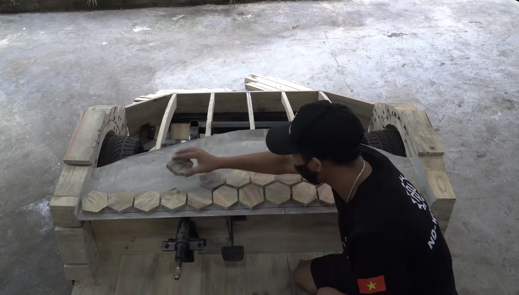 Thợ Việt gom 1 triệu tấm gỗ vụn thành 'siêu xe Lamborghini Revuelto' tặng con, ra đường buổi đêm ai cũng phải nhìn - Ảnh 5