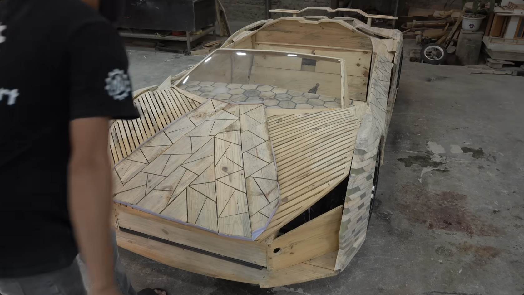 Thợ Việt gom 1 triệu tấm gỗ vụn thành 'siêu xe Lamborghini Revuelto' tặng con, ra đường buổi đêm ai cũng phải nhìn - Ảnh 3