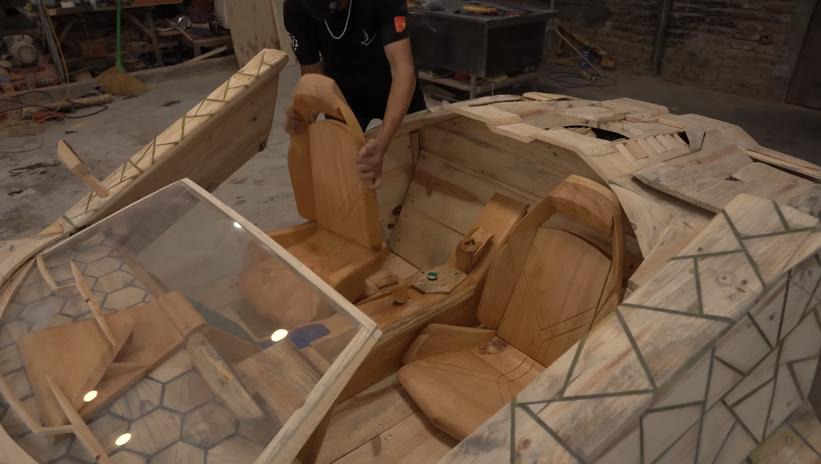 Thợ Việt gom 1 triệu tấm gỗ vụn thành 'siêu xe Lamborghini Revuelto' tặng con, ra đường buổi đêm ai cũng phải nhìn - Ảnh 8