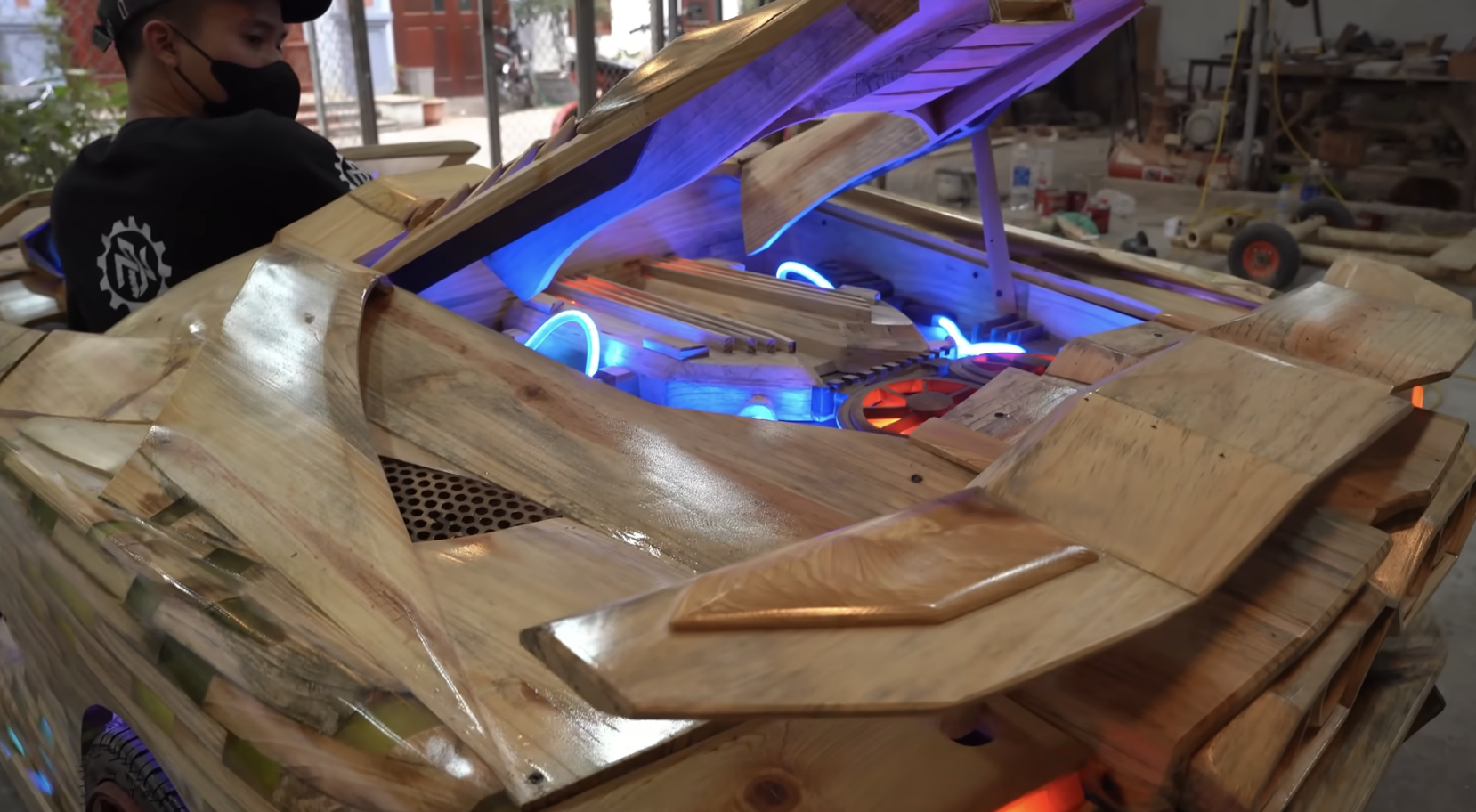 Thợ Việt gom 1 triệu tấm gỗ vụn thành 'siêu xe Lamborghini Revuelto' tặng con, ra đường buổi đêm ai cũng phải nhìn - Ảnh 9