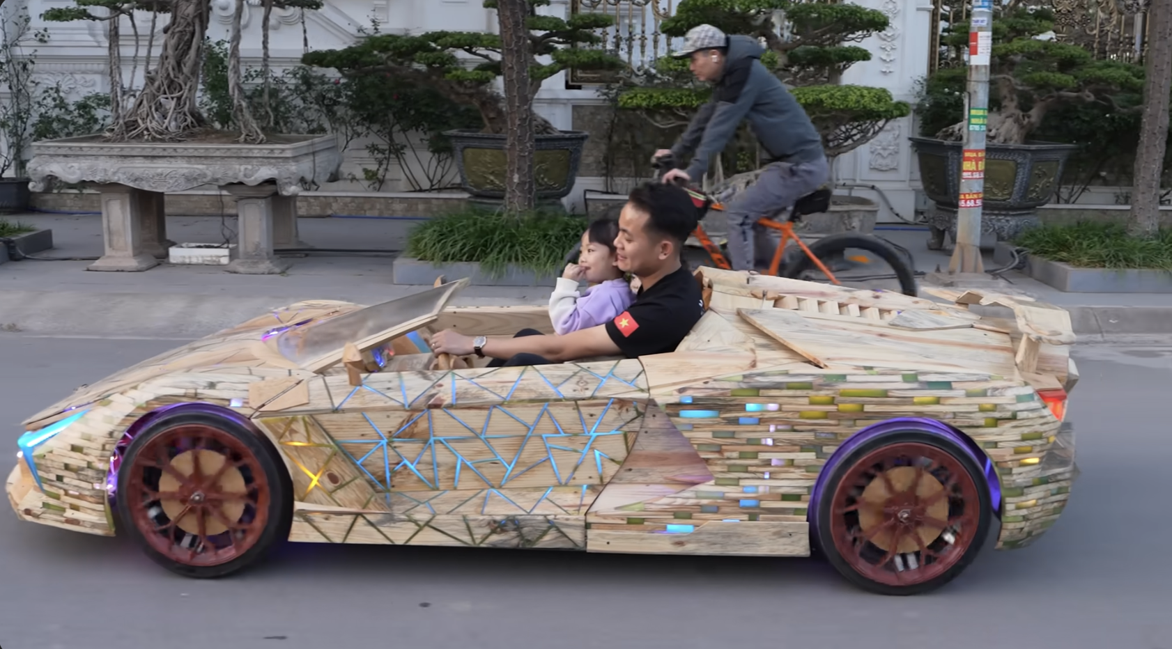 Thợ Việt gom 1 triệu tấm gỗ vụn thành 'siêu xe Lamborghini Revuelto' tặng con, ra đường buổi đêm ai cũng phải nhìn - Ảnh 1