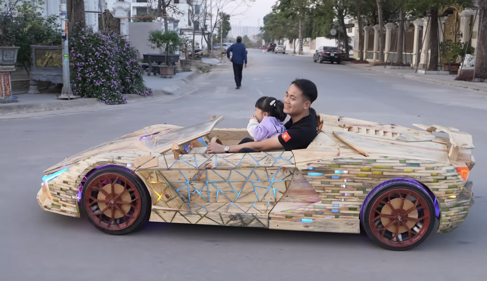 Thợ Việt gom 1 triệu tấm gỗ vụn thành 'siêu xe Lamborghini Revuelto' tặng con, ra đường buổi đêm ai cũng phải nhìn - Ảnh 11
