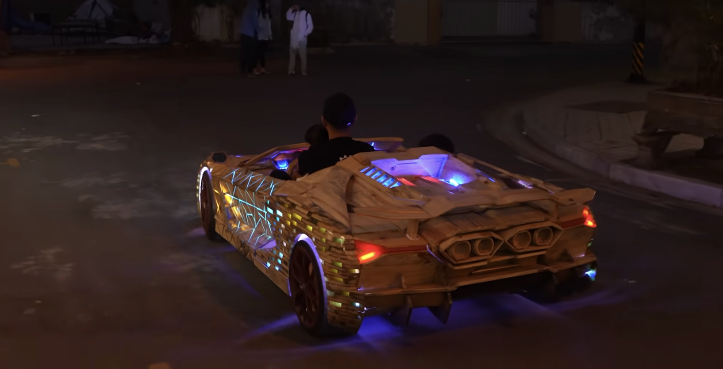 Thợ Việt gom 1 triệu tấm gỗ vụn thành 'siêu xe Lamborghini Revuelto' tặng con, ra đường buổi đêm ai cũng phải nhìn - Ảnh 12