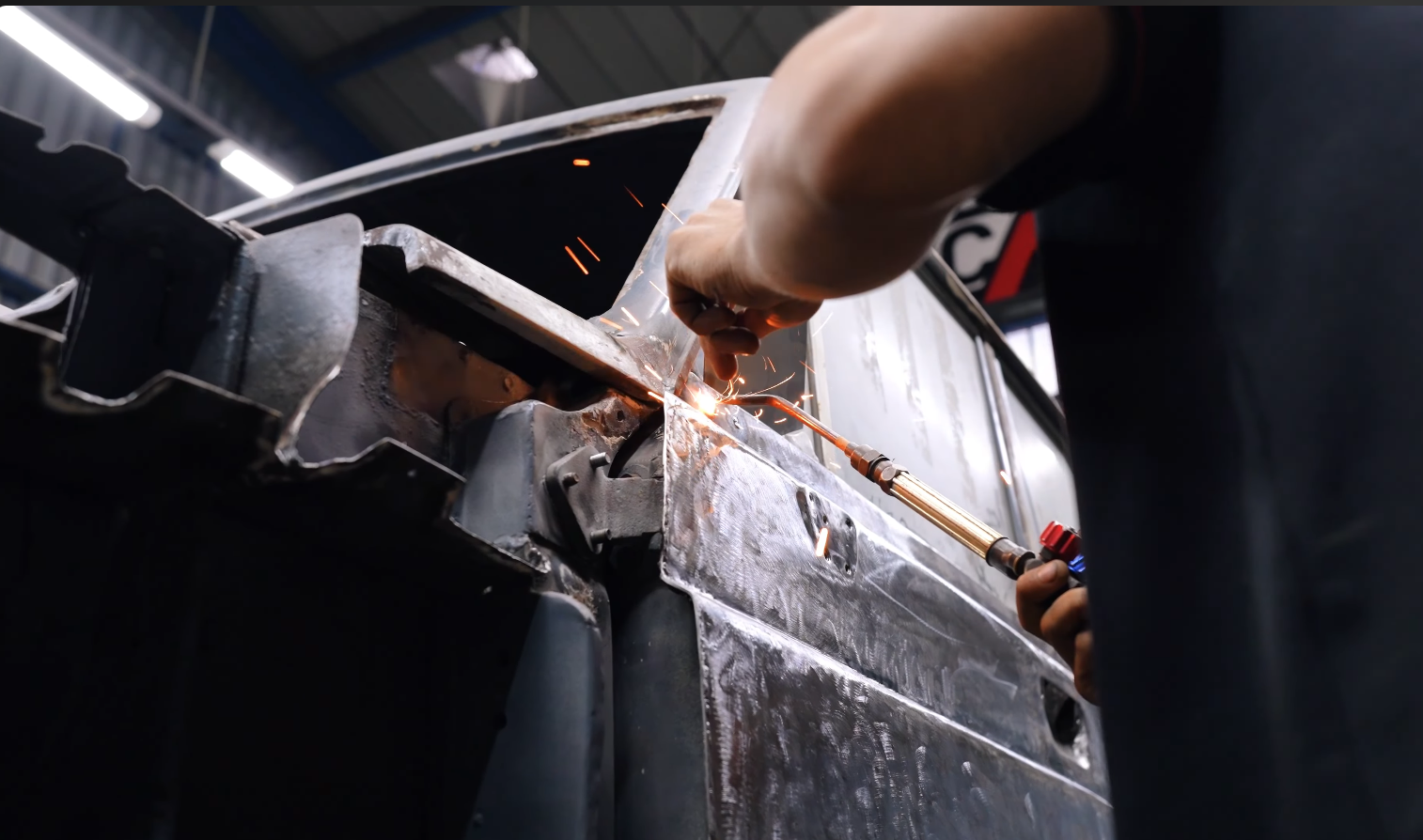 Thợ Việt phục chế Toyota Land Cruiser 1975 mất tới 2 năm: ‘Biến đống sắt vụn thành chiếc xe độc nhất’ - Ảnh 9