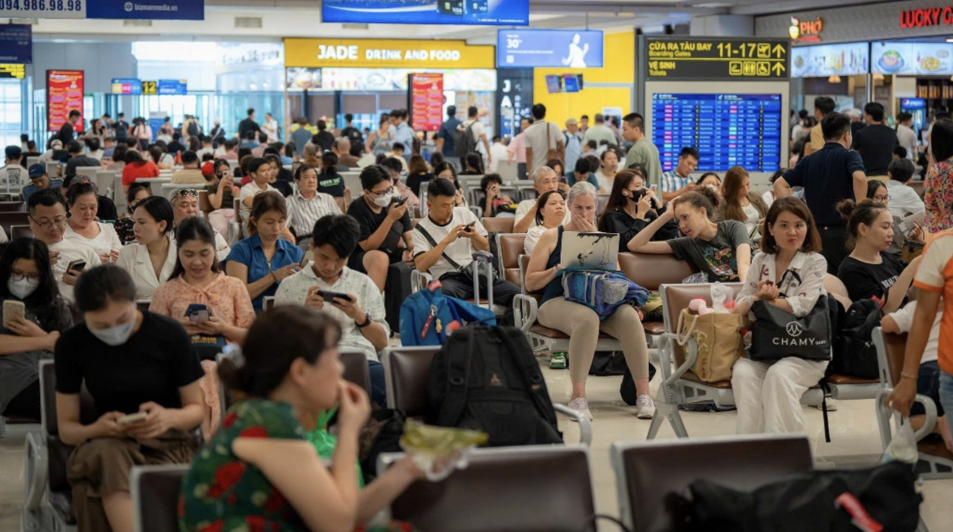 Bổ sung thêm 522 chuyến bay Tết từ TP HCM đi các tỉnh miền Trung - Ảnh 1